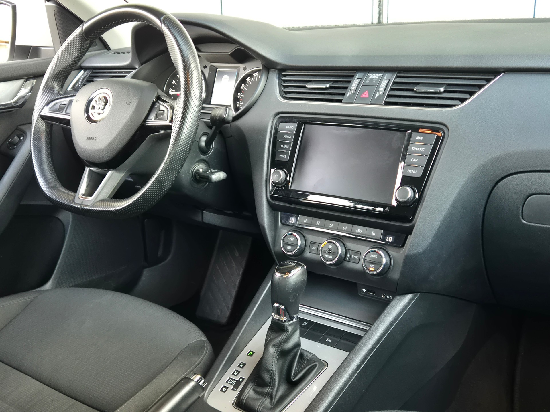 SKODA Octavia Combi 2.0 TDI Style DSG-image-11