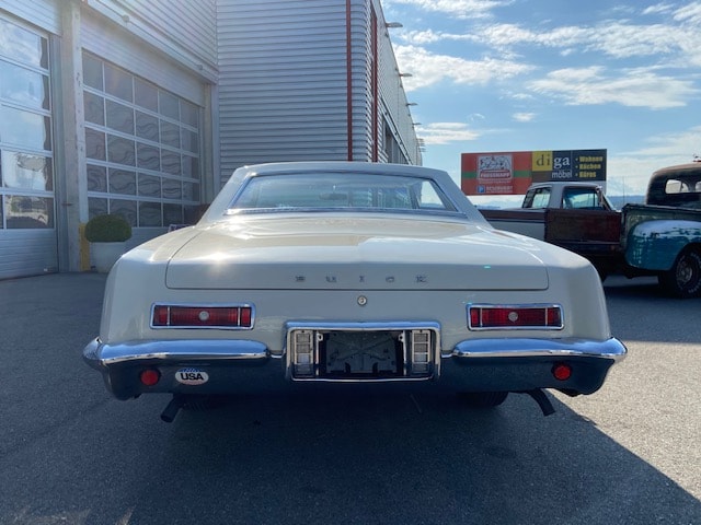 BUICK RIVIERA-image-2
