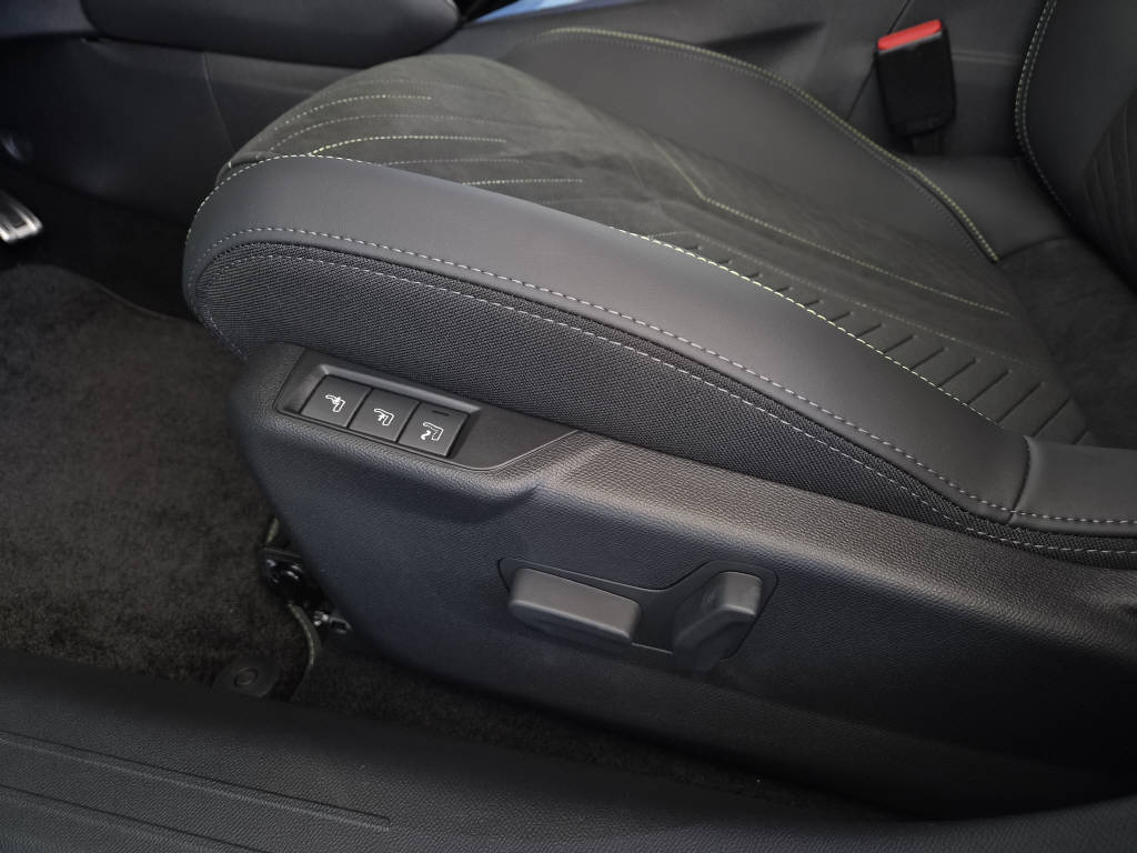 PEUGEOT 208 1.2 Hybrid 145cv GT Exclusive-image-12