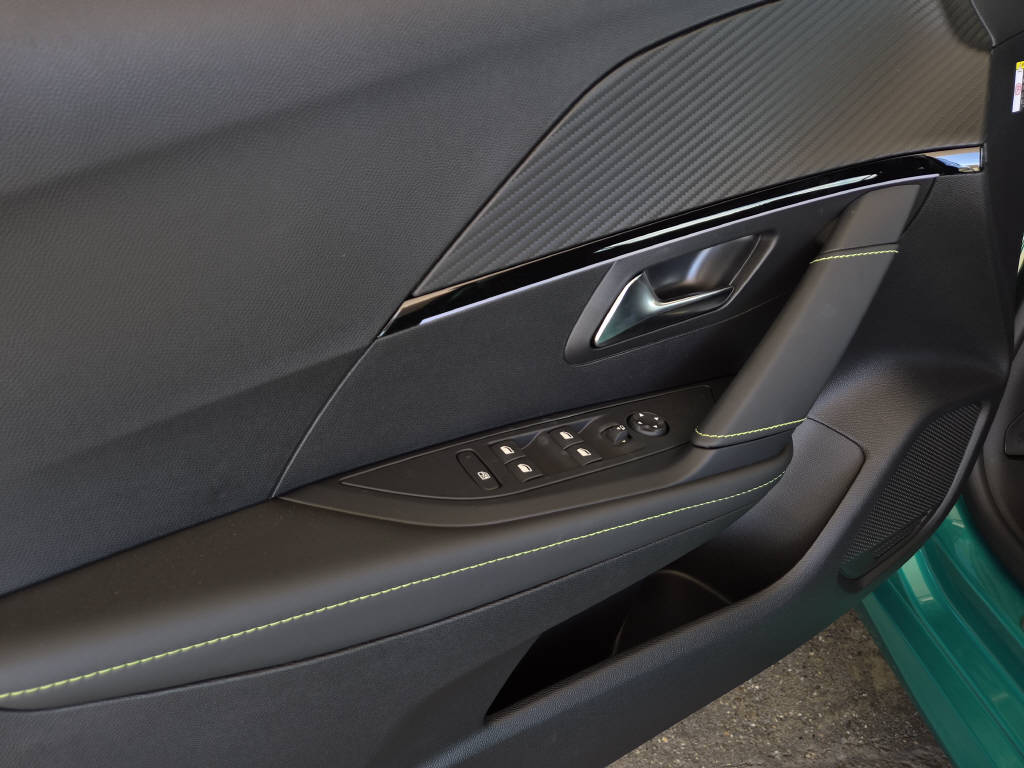 PEUGEOT 208 1.2 Hybrid 145cv GT Exclusive-image-14