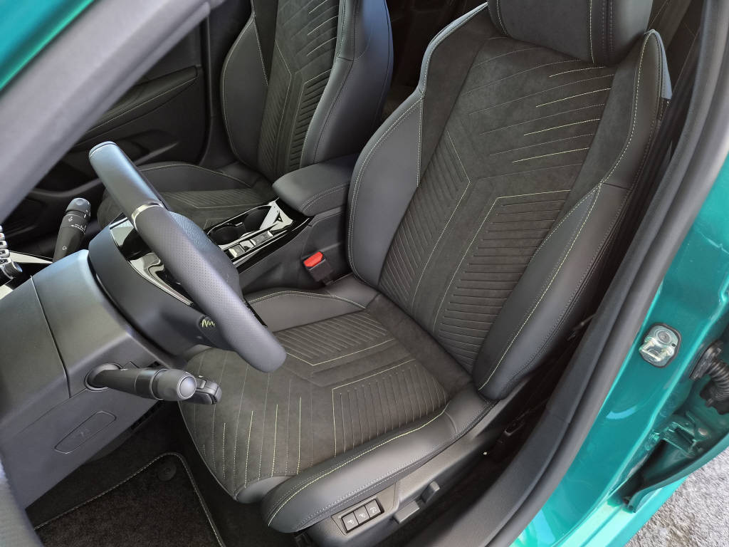PEUGEOT 208 1.2 Hybrid 145cv GT Exclusive-image-7