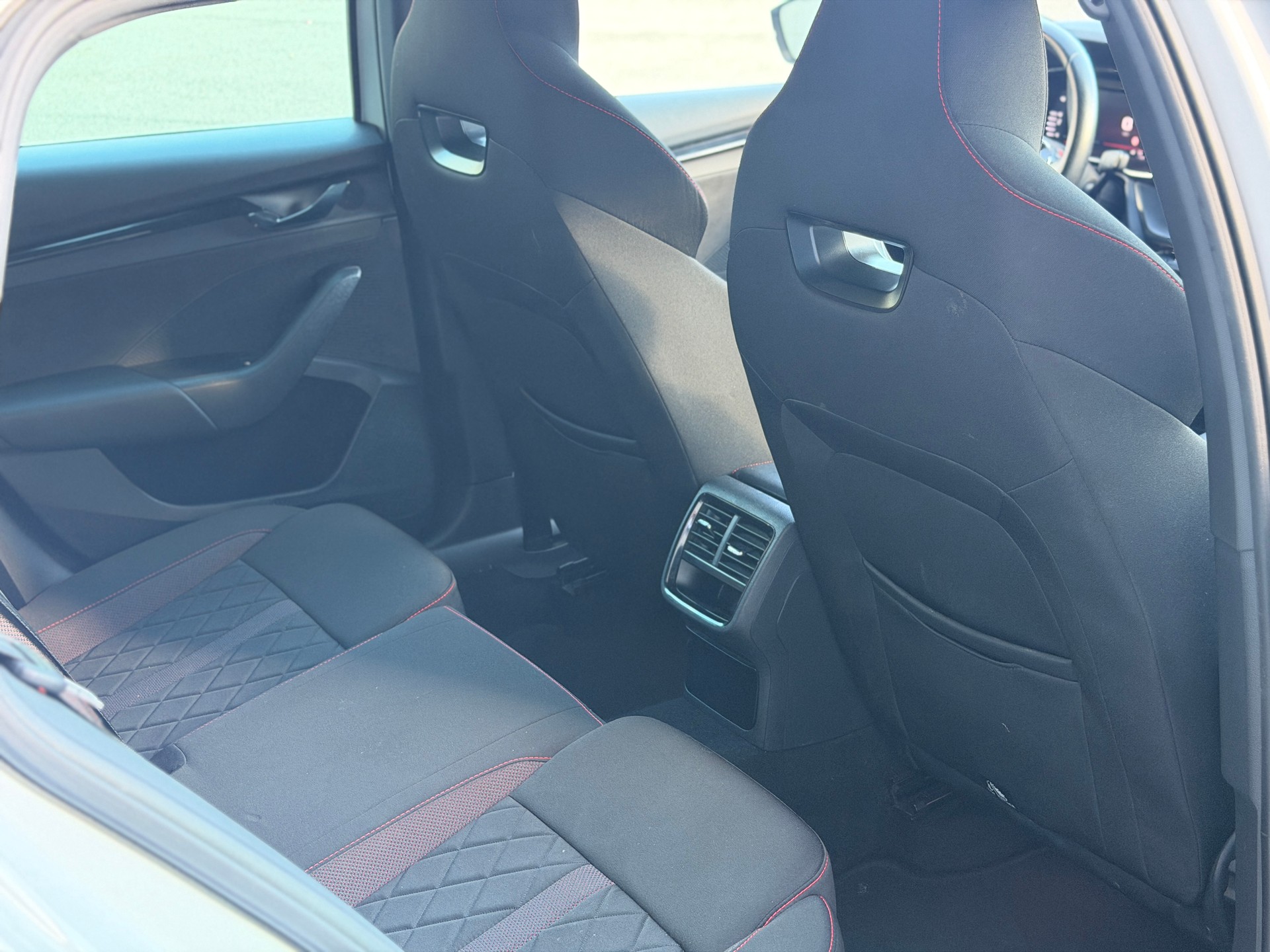 SKODA Octavia Combi 2.0 TDI DSG RS 4x4-image-20