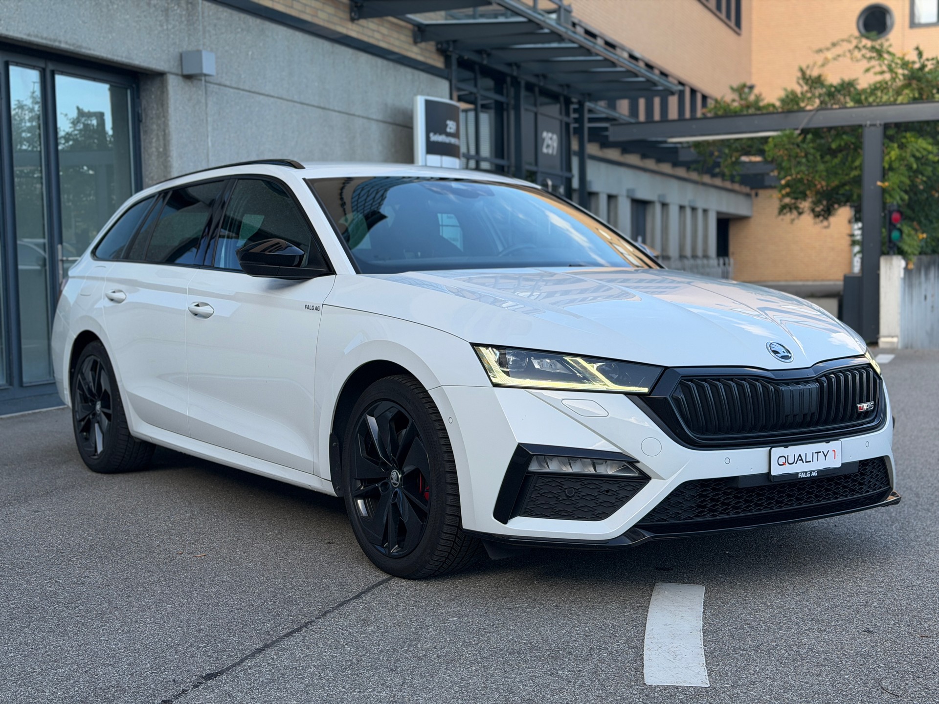 SKODA Octavia Combi 2.0 TDI DSG RS 4x4-showroom-element-3