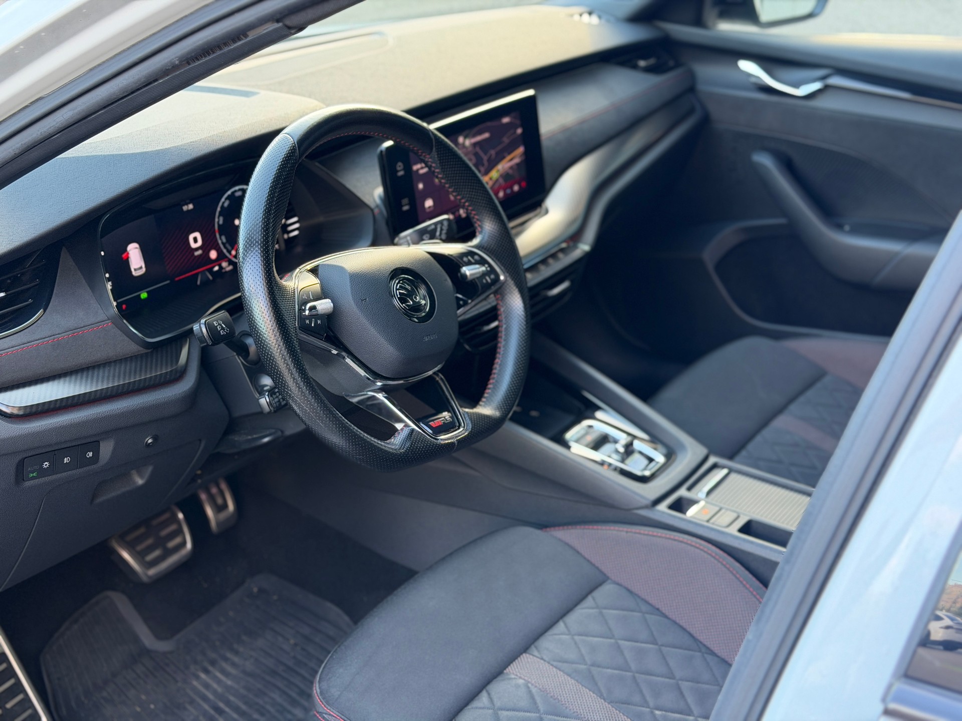 SKODA Octavia Combi 2.0 TDI DSG RS 4x4-image-10
