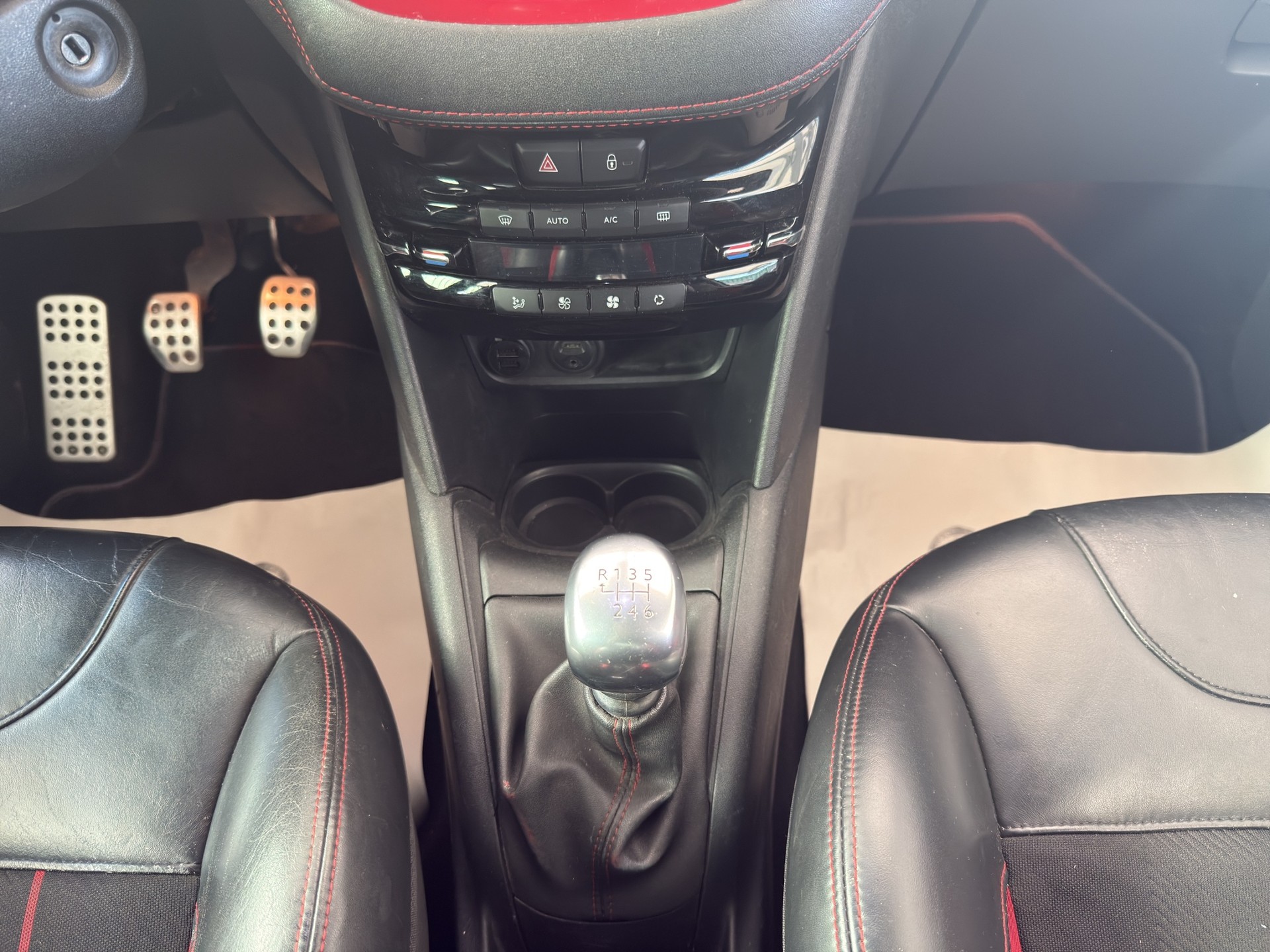 PEUGEOT 208 1.6 Turbo GTi-image-10