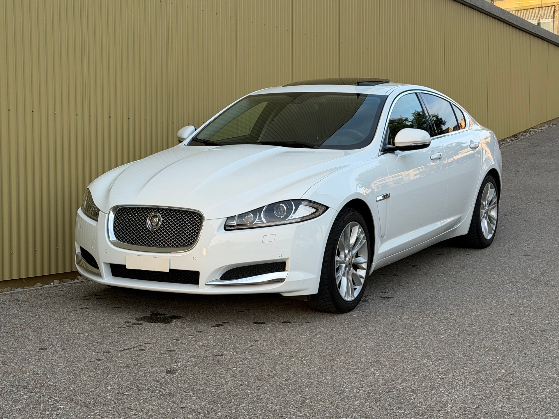 JAGUAR XF 2.0 Ti Luxury-image-1