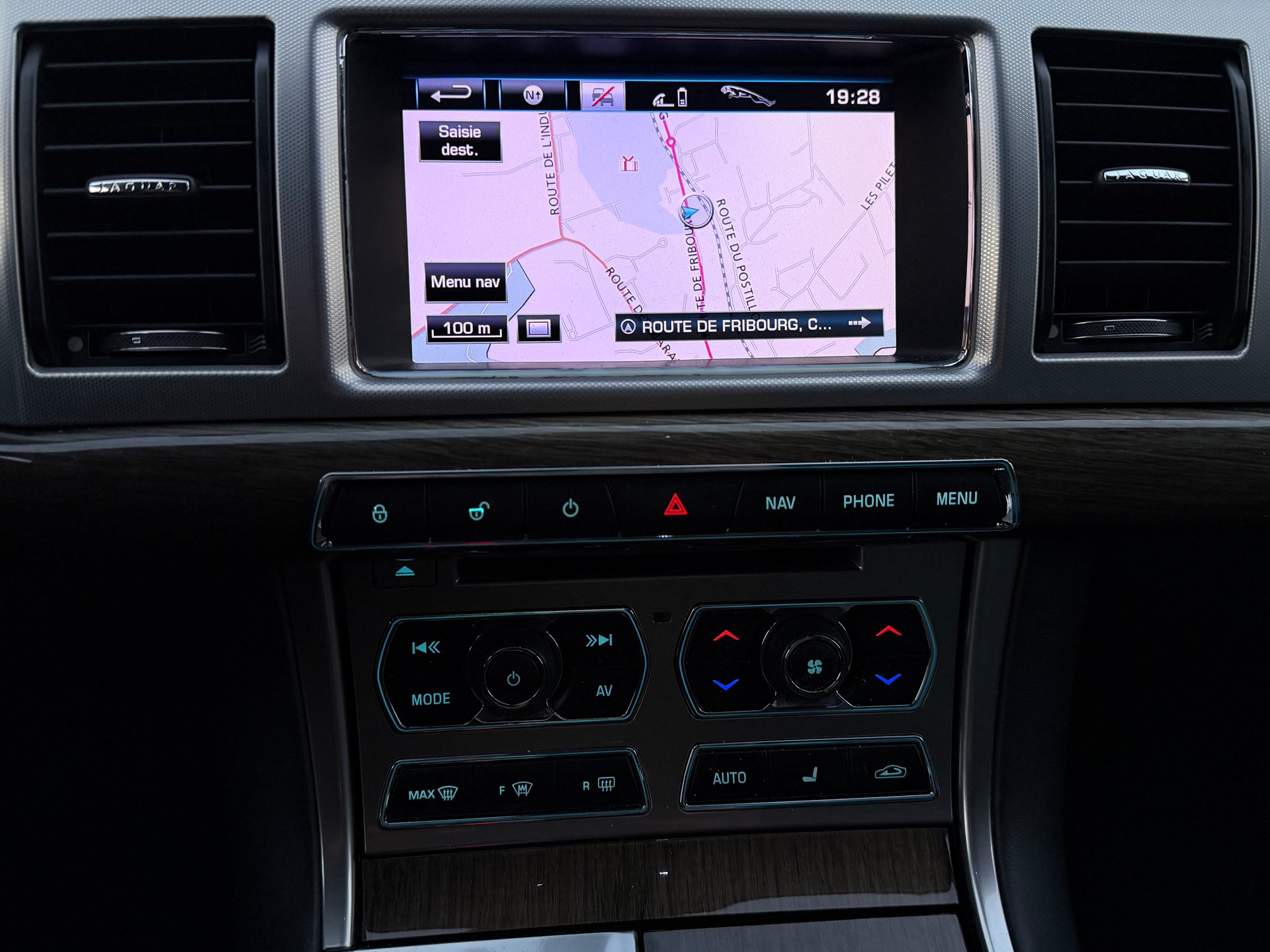 JAGUAR XF 2.0 Ti Luxury-image-10