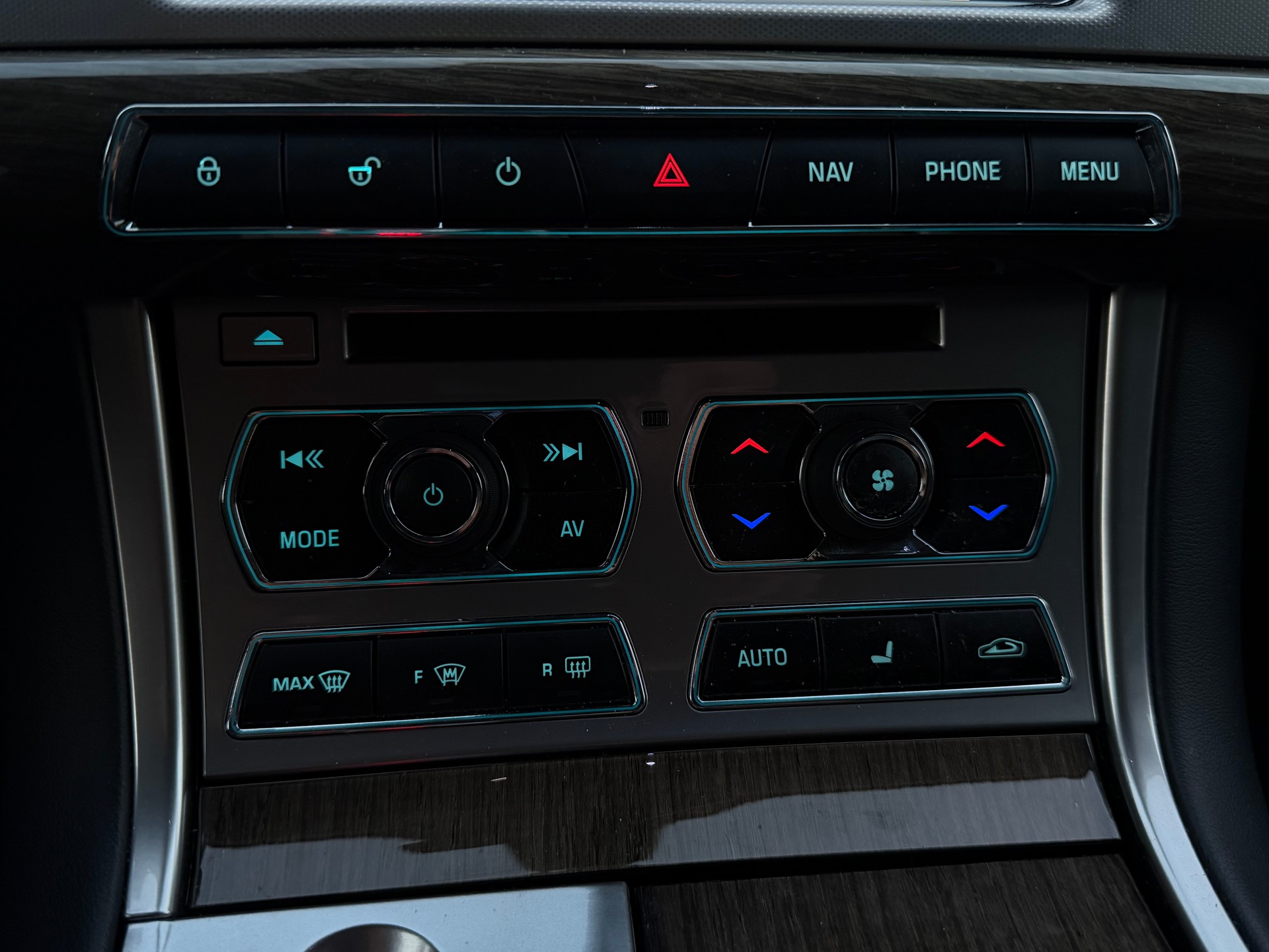 JAGUAR XF 2.0 Ti Luxury-image-11