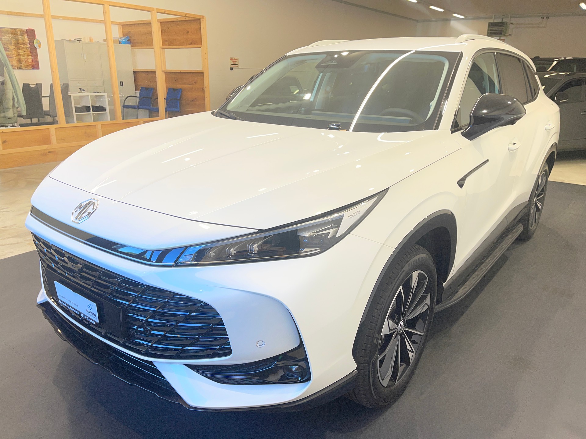 MG HS 1.5 T PHEV Luxury-showroom-element-2