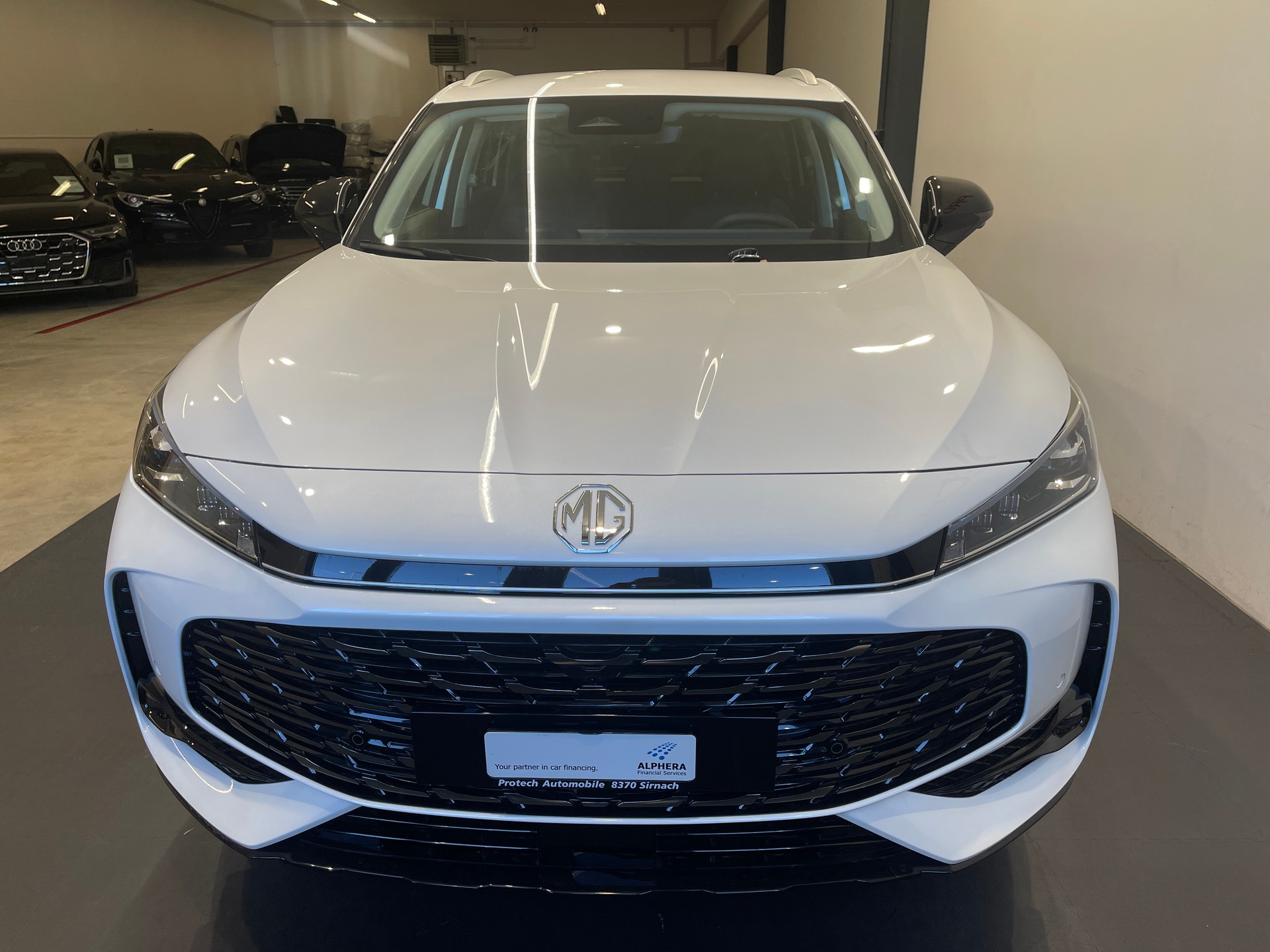 MG HS 1.5 T PHEV Luxury-showroom-element-1