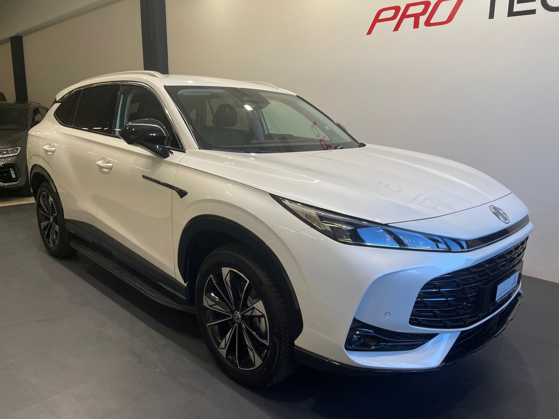 MG HS 1.5 T PHEV Luxury-showroom-element-3