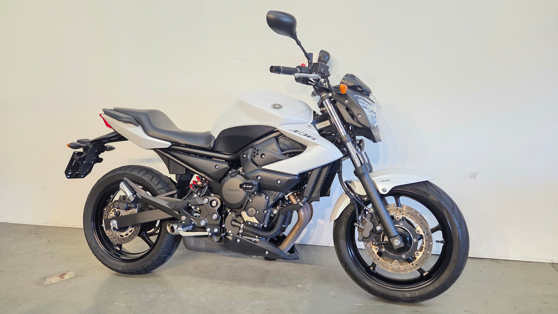 YAMAHA XJ 6 N ABS-showroom-element-2