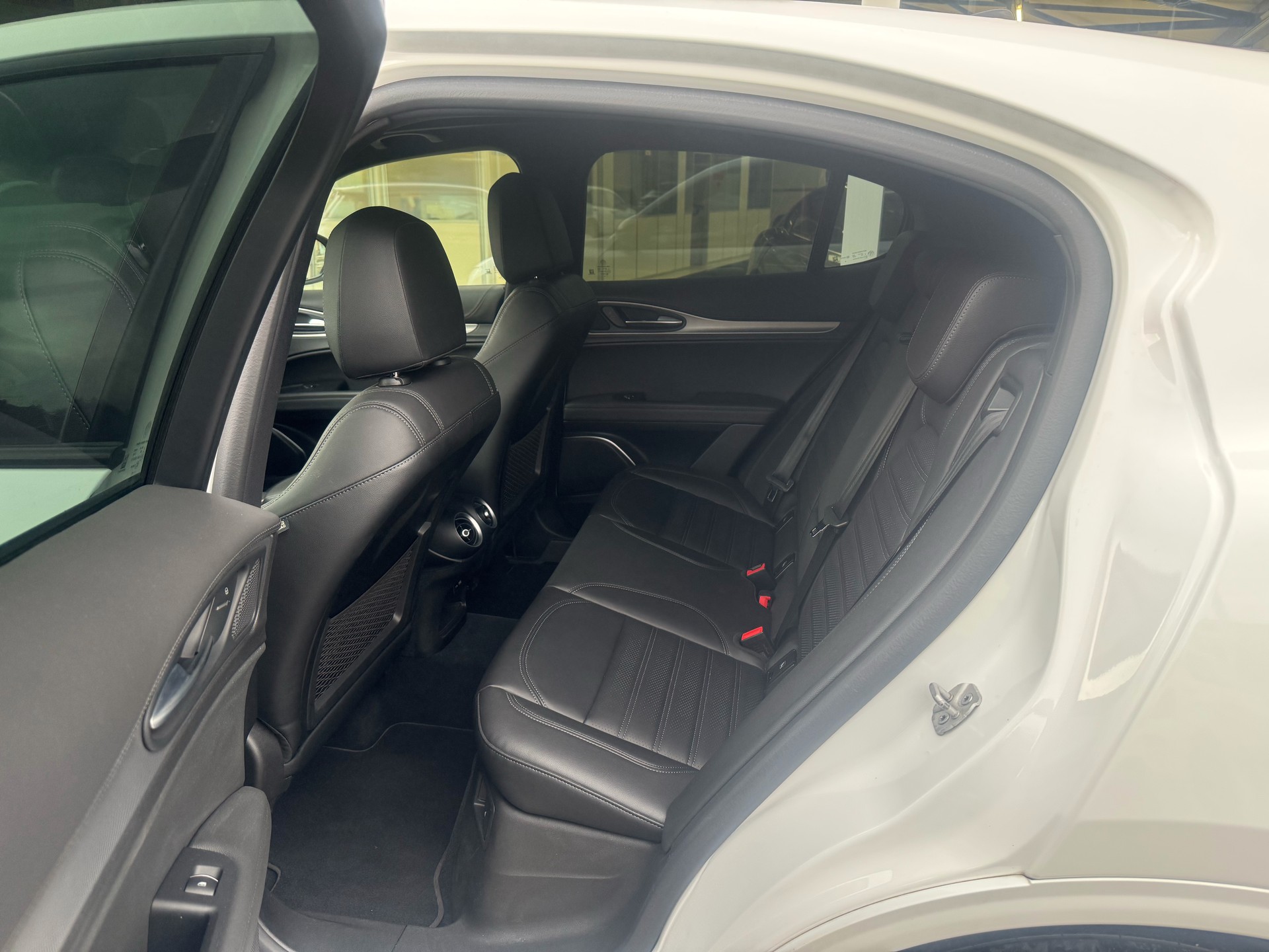 ALFA ROMEO Stelvio 2.0 Veloce Premium 21 Zoll Sky Q4-image-12