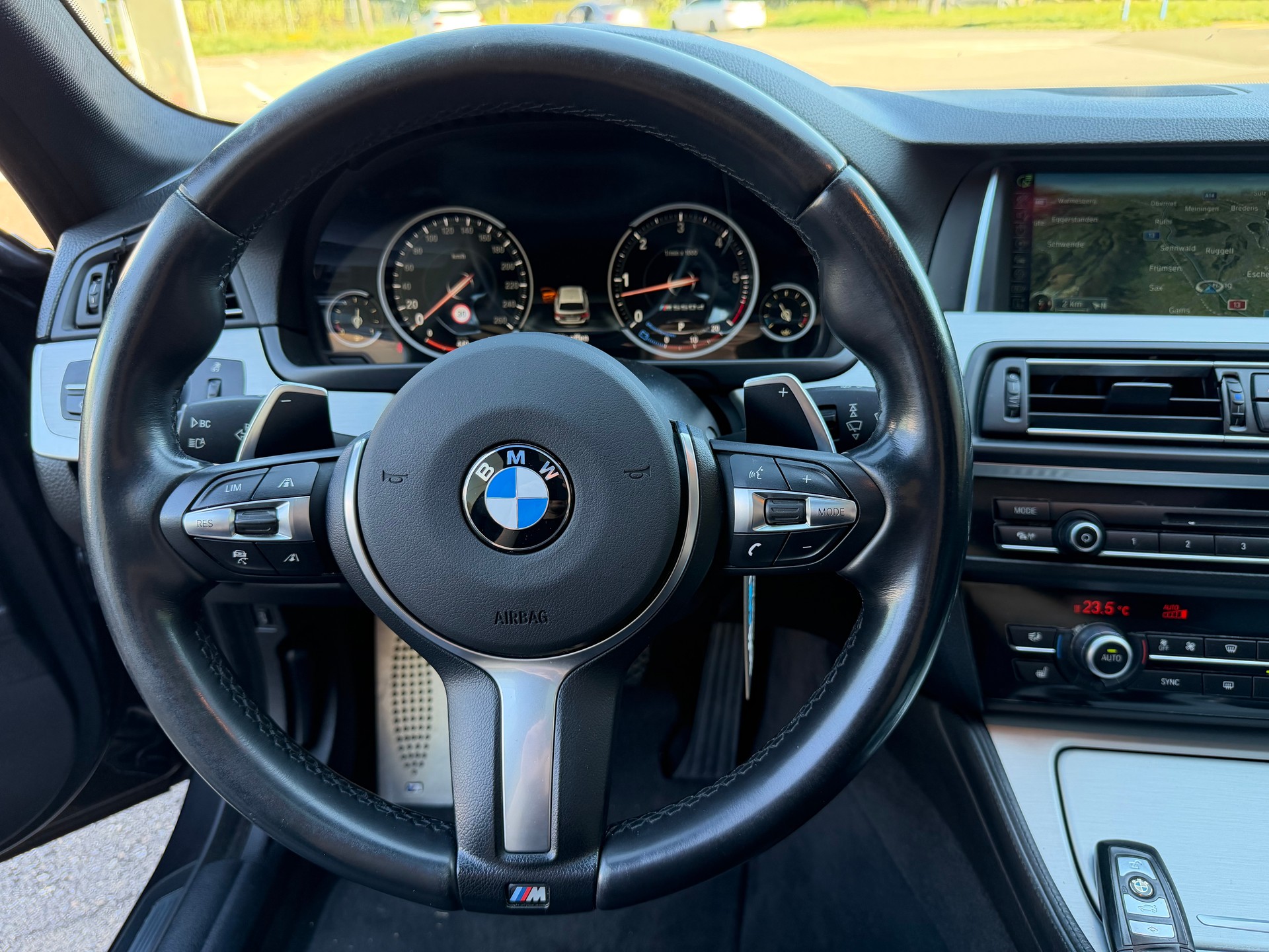 BMW M550d Touring xDrive Steptronic-image-23