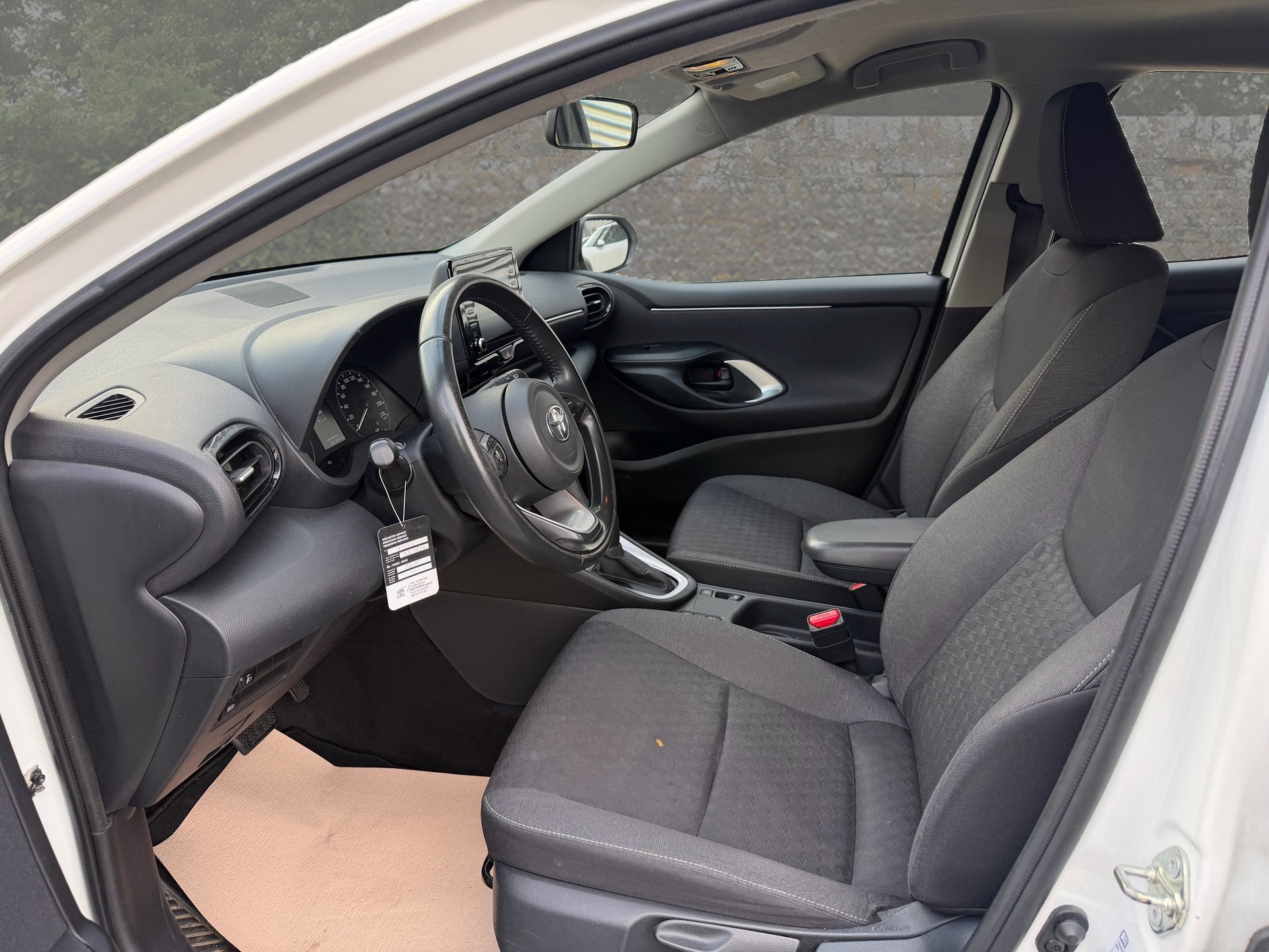 TOYOTA Yaris 1.5 Comfort e-CVT-image-11