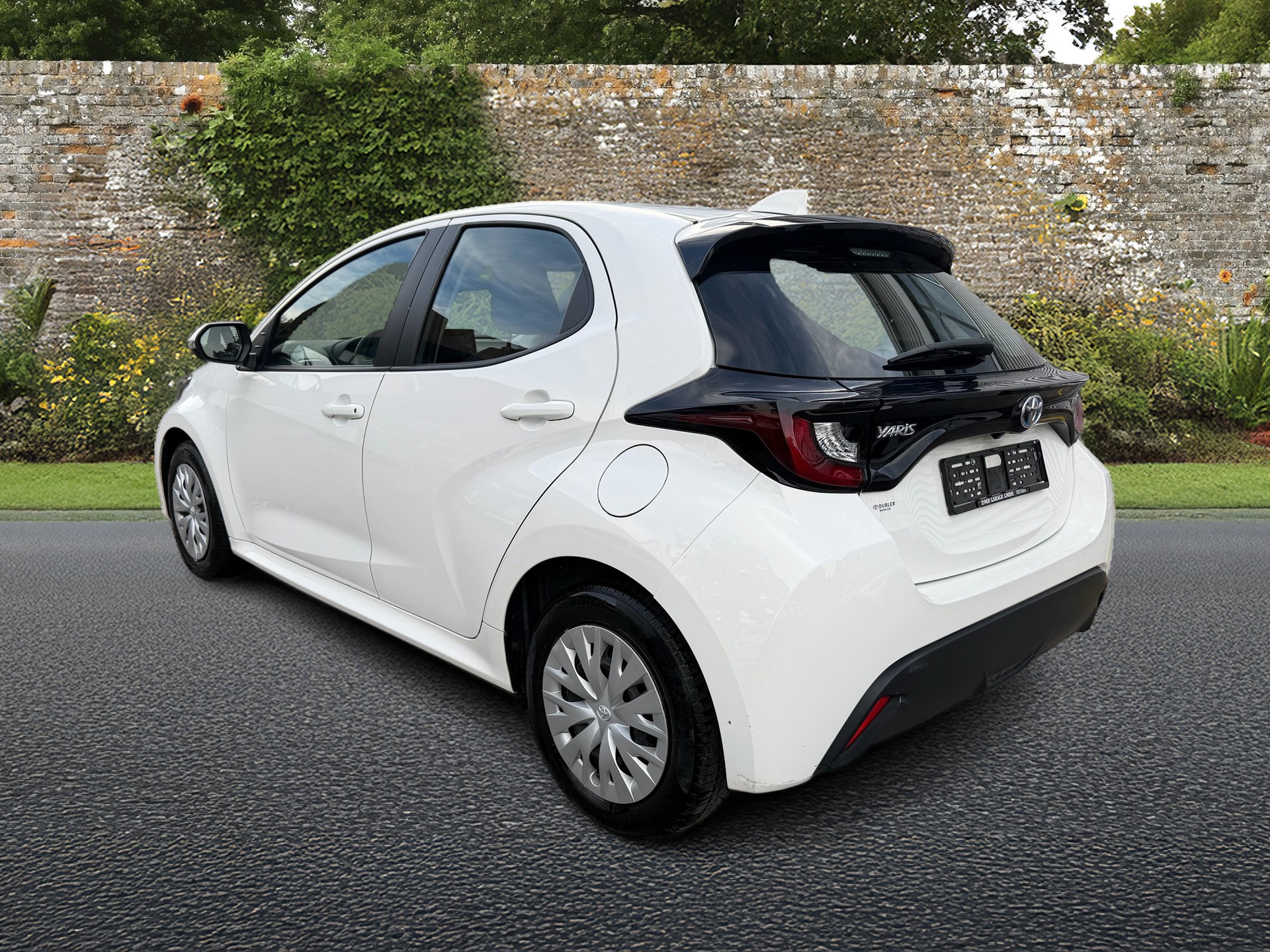 TOYOTA Yaris 1.5 Comfort e-CVT-image-2