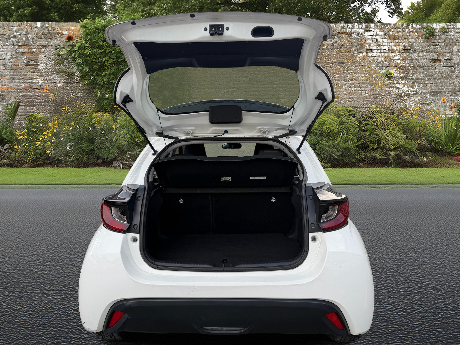 TOYOTA Yaris 1.5 Comfort e-CVT-image-15