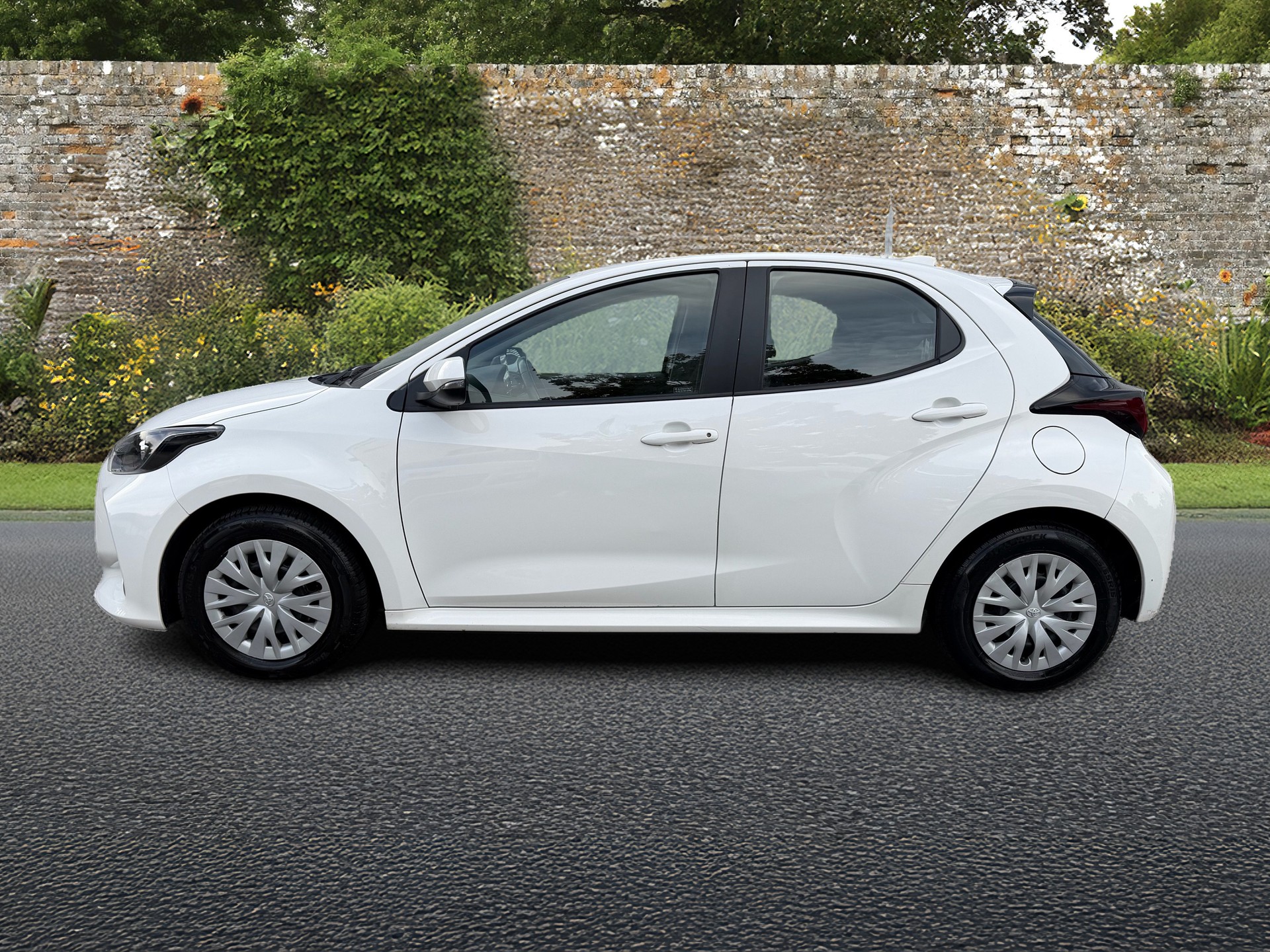 TOYOTA Yaris 1.5 Comfort e-CVT-image-1