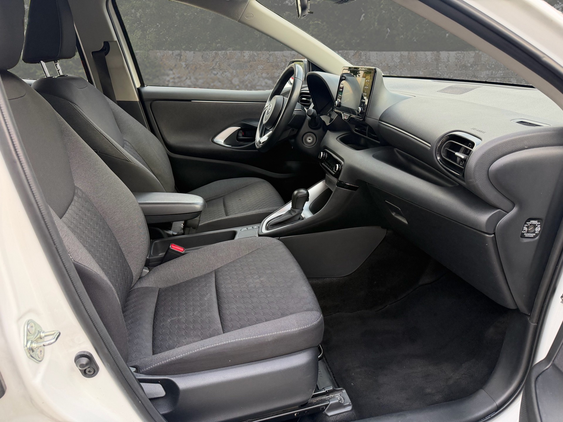 TOYOTA Yaris 1.5 Comfort e-CVT-image-12