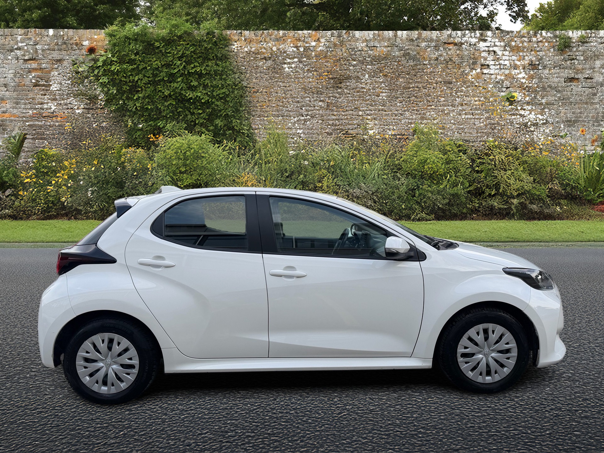 TOYOTA Yaris 1.5 Comfort e-CVT-image-5