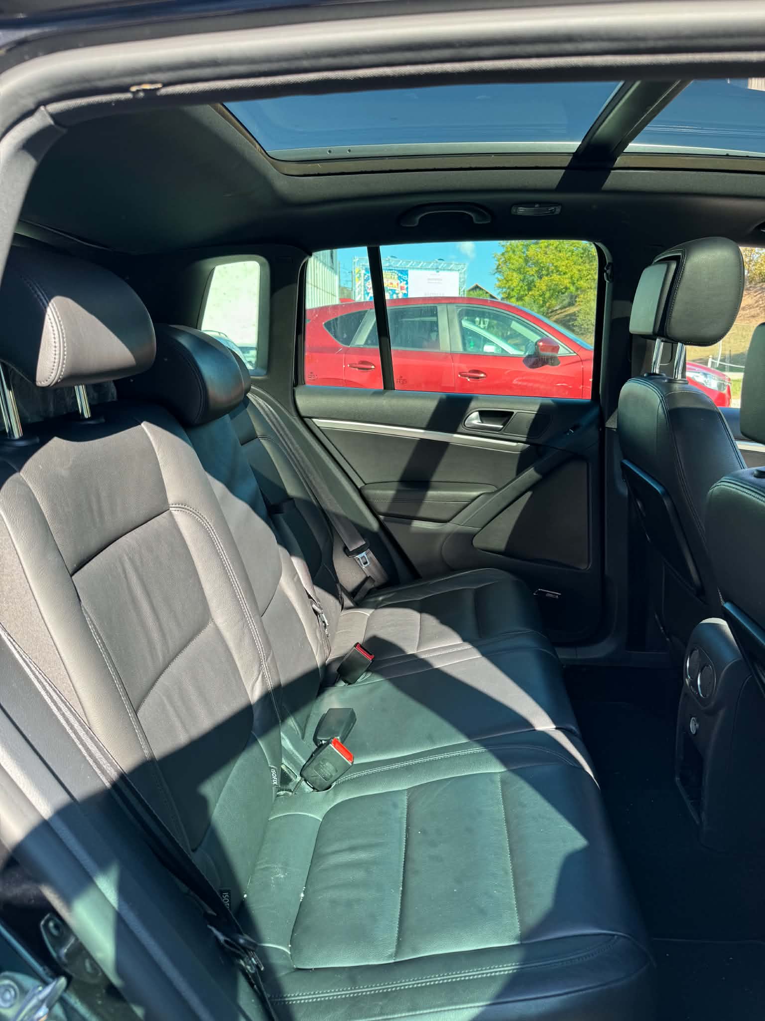 VW Tiguan 2.0 TDI R-Line Sport 4Motion-image-4