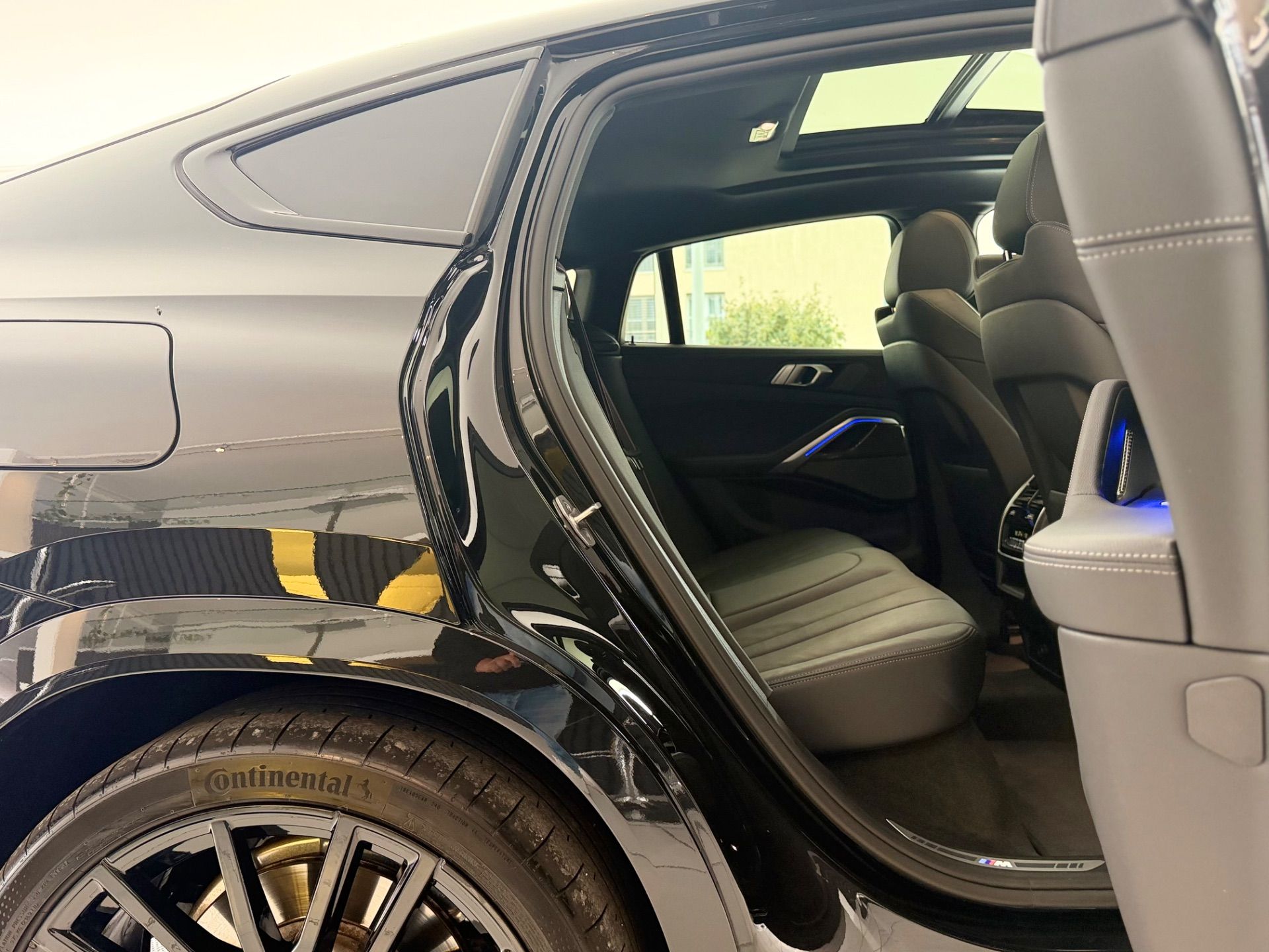 BMW X6 M50i Steptronic **TOP Zustand**-image-19