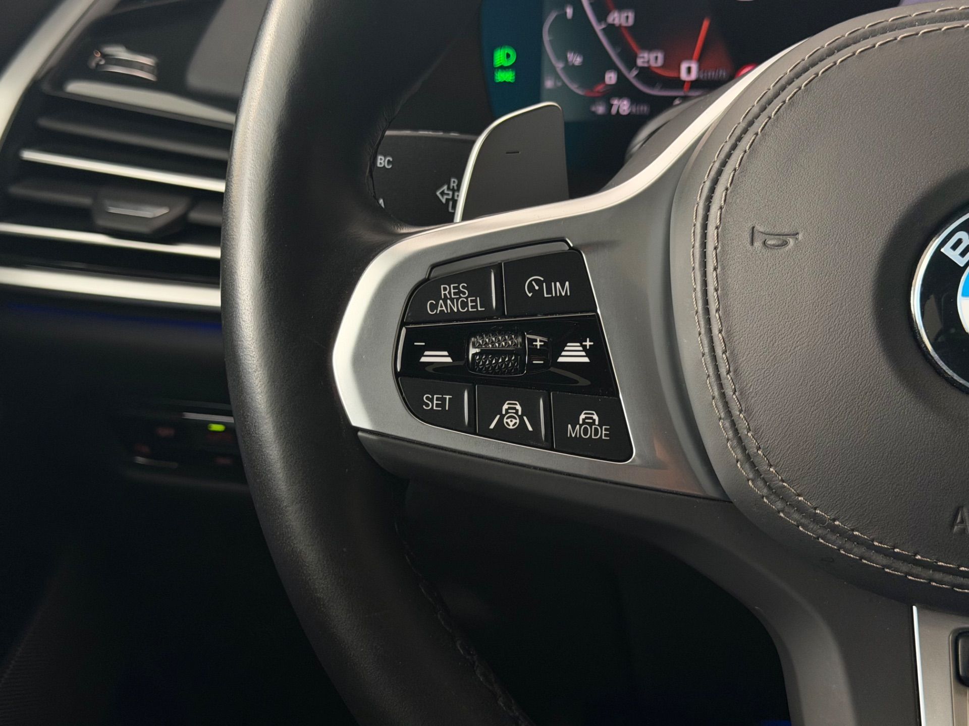 BMW X6 M50i Steptronic **TOP Zustand**-image-28
