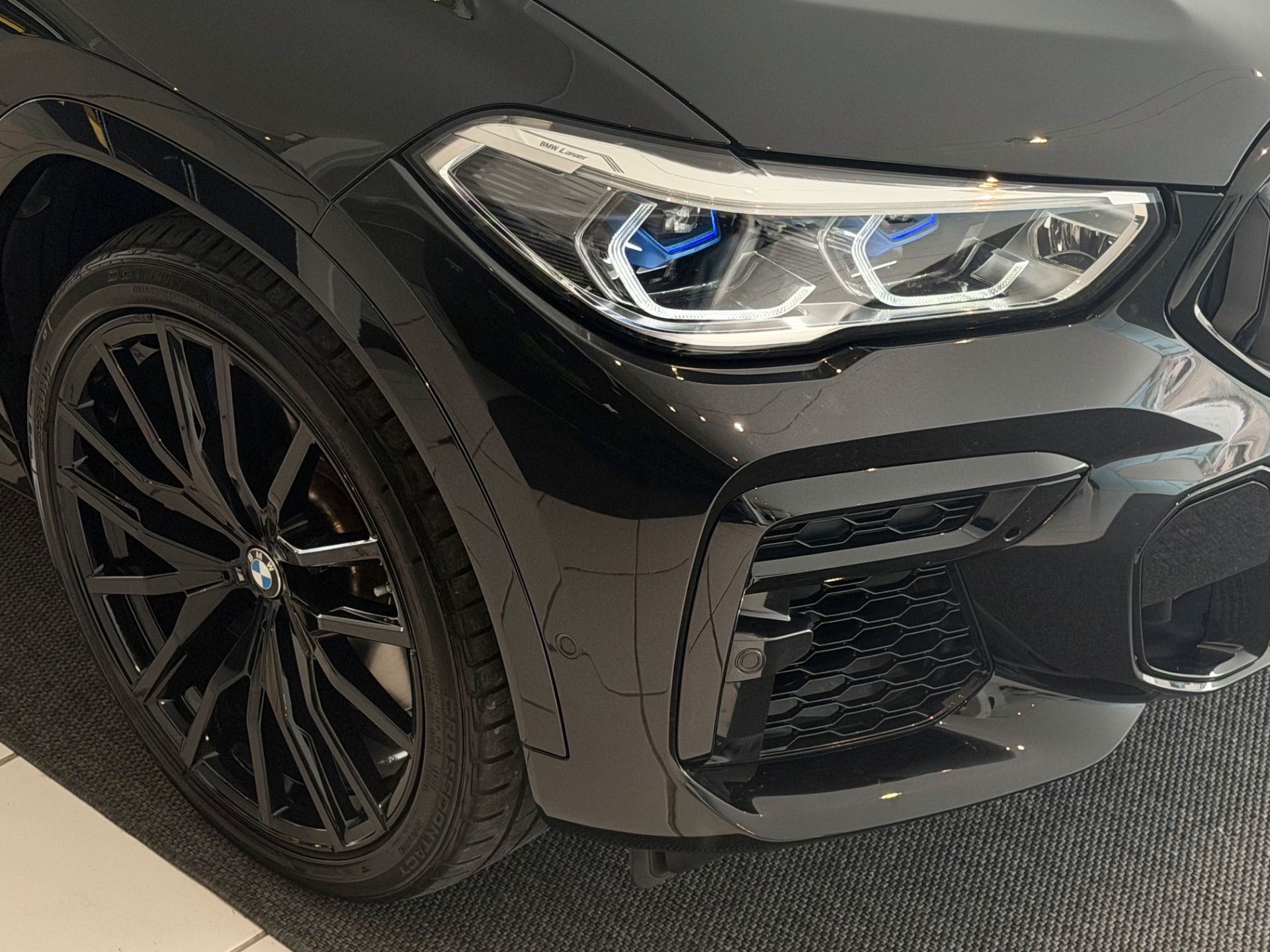 BMW X6 M50i Steptronic **TOP Zustand**-image-24