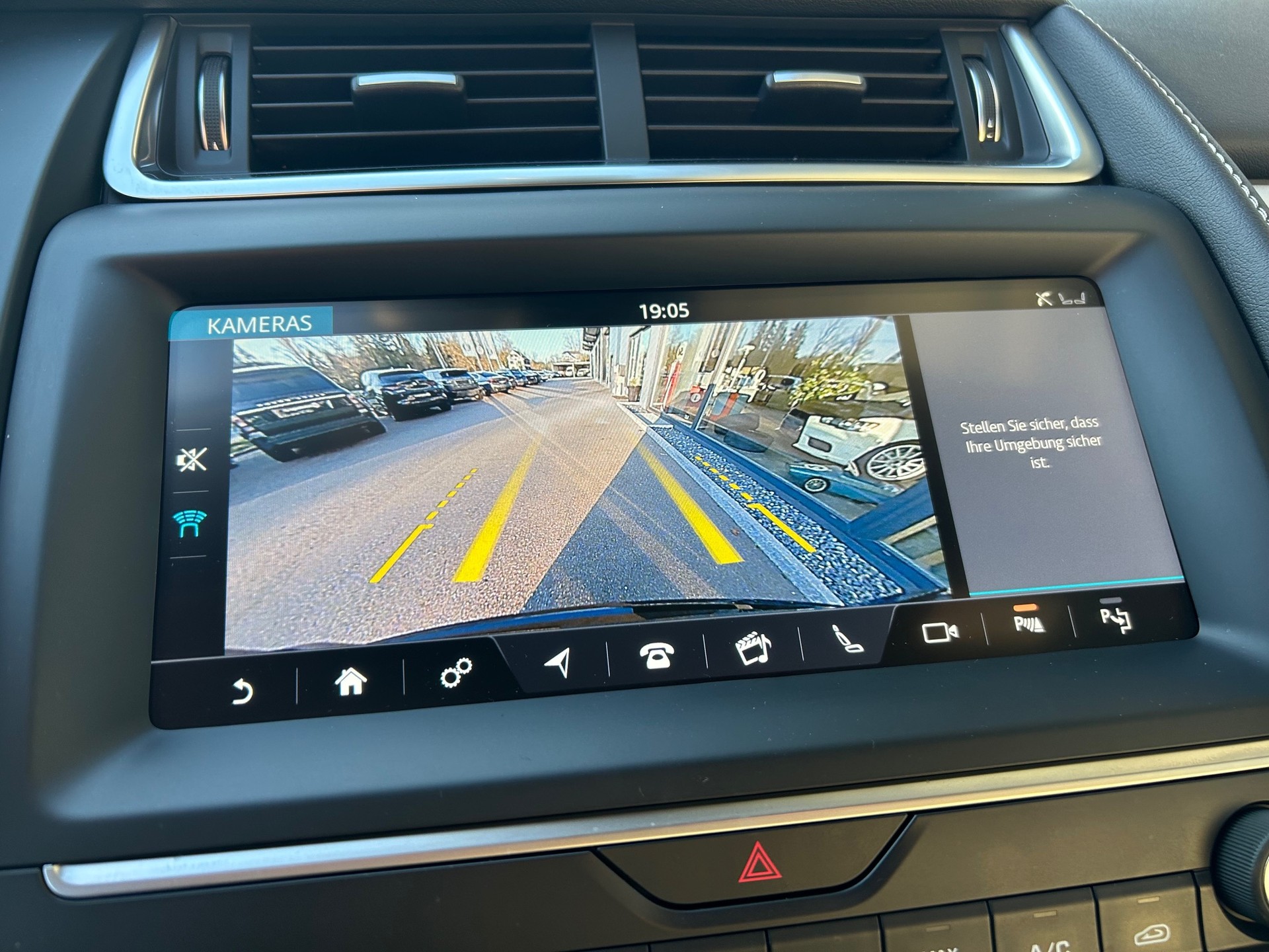 JAGUAR E-Pace 2.0 P300 R-Dynamic SE AWD Automatik-image-13