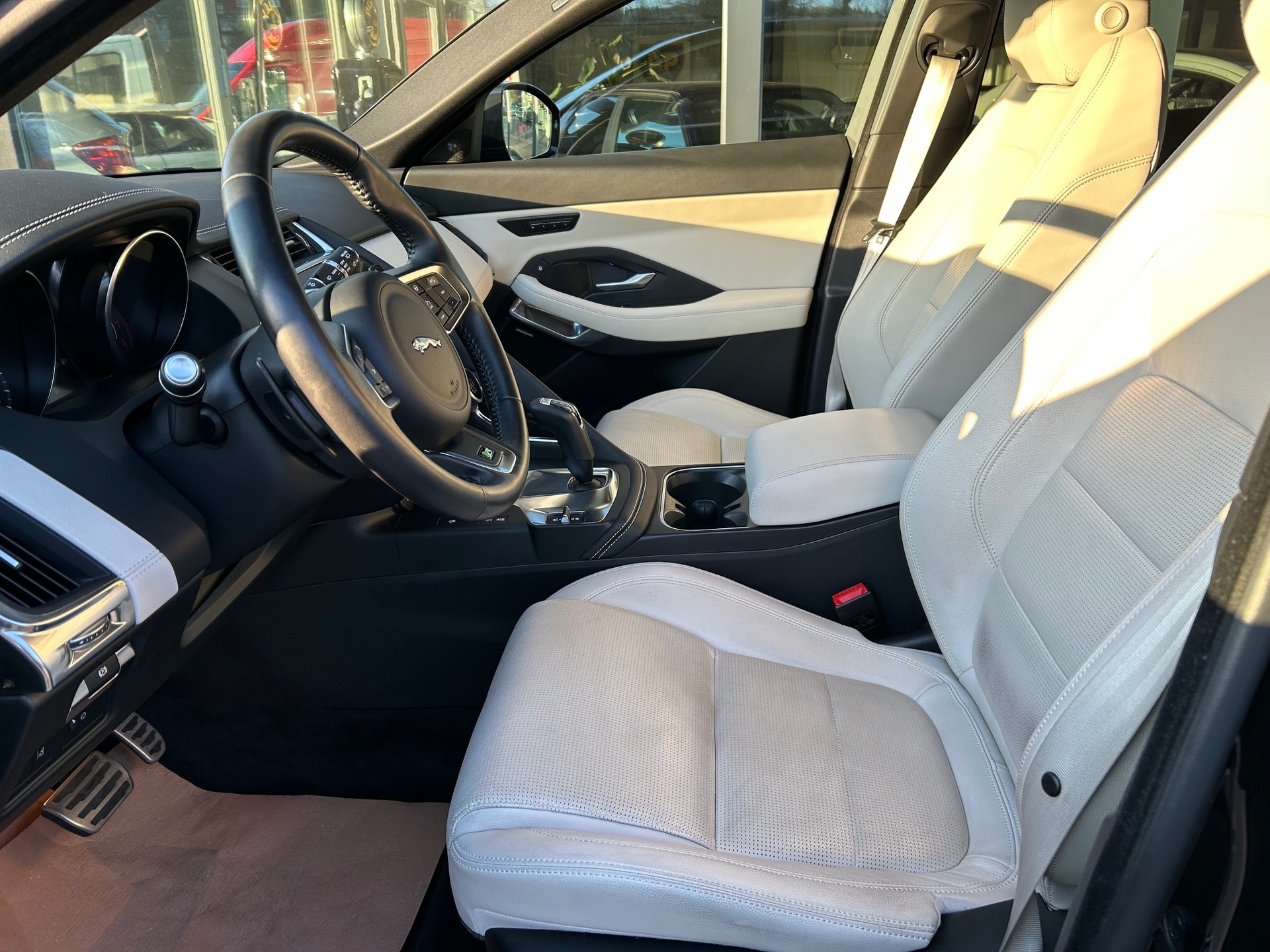 JAGUAR E-Pace 2.0 P300 R-Dynamic SE AWD Automatik-image-6