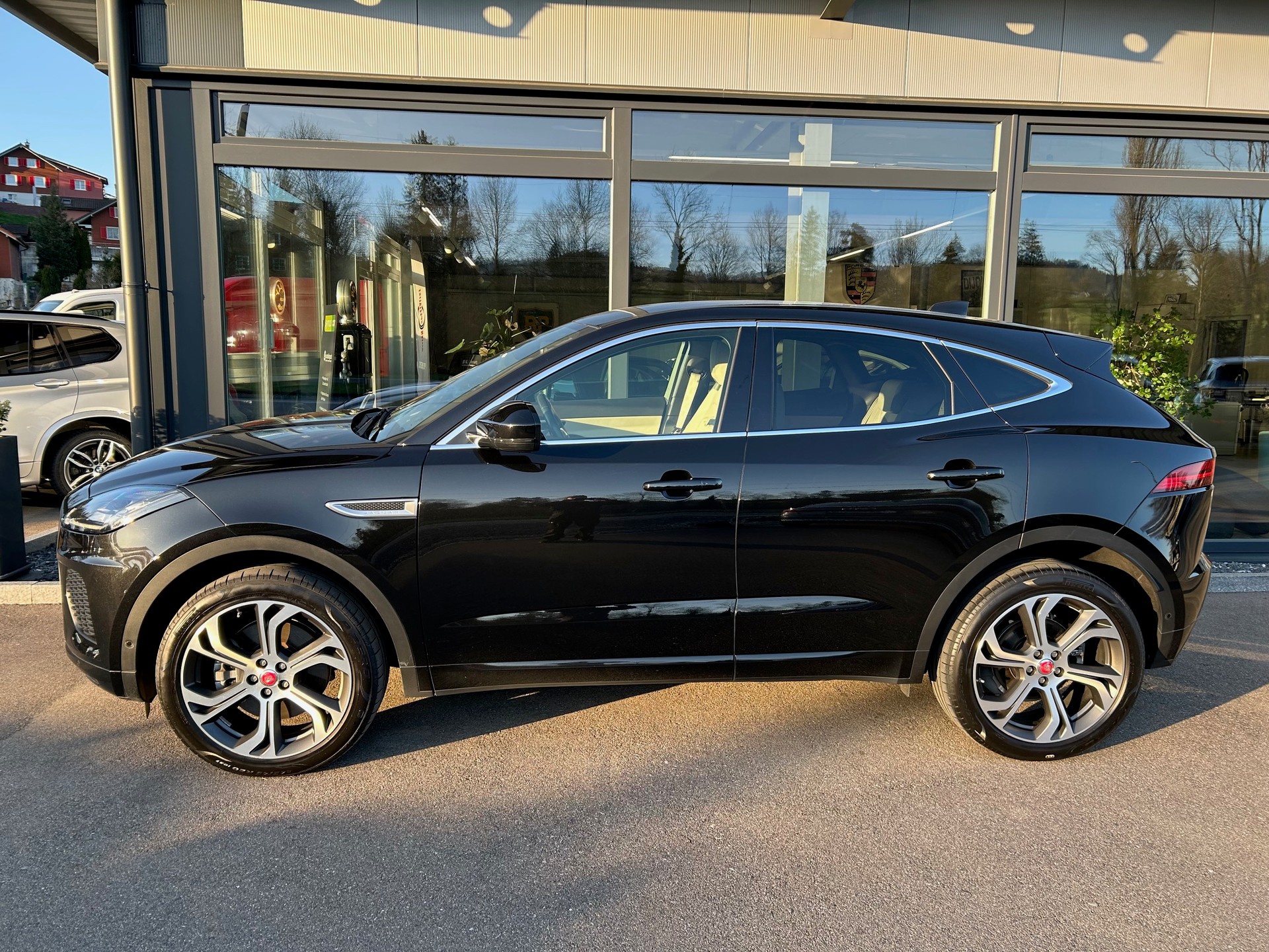 JAGUAR E-Pace 2.0 P300 R-Dynamic SE AWD Automatik-image-2