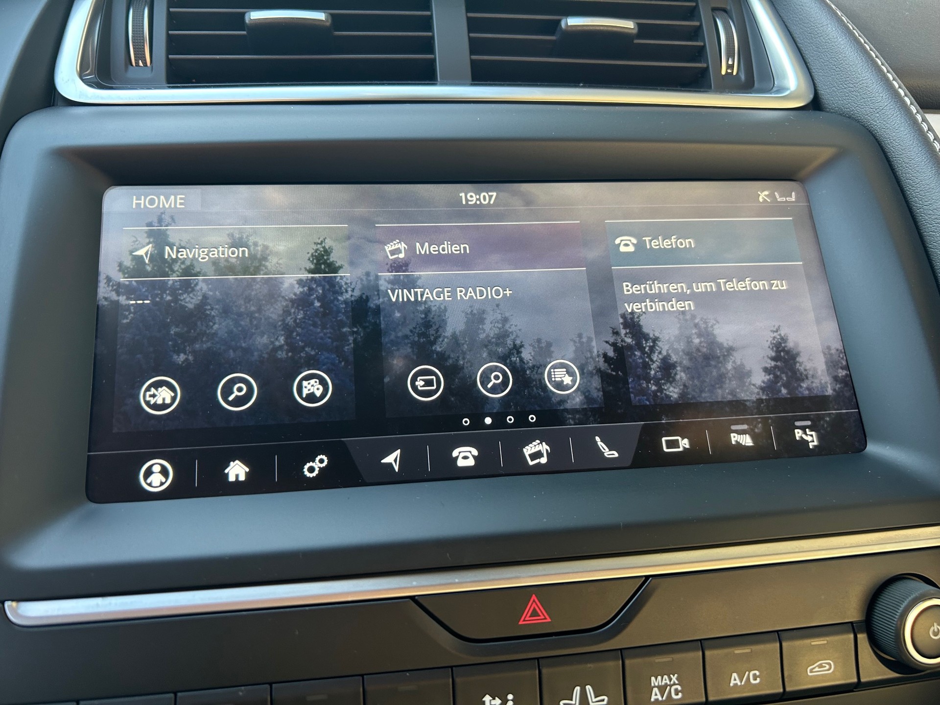 JAGUAR E-Pace 2.0 P300 R-Dynamic SE AWD Automatik-image-15