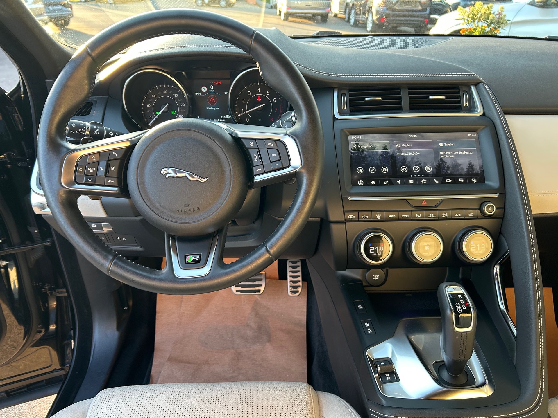 JAGUAR E-Pace 2.0 P300 R-Dynamic SE AWD Automatik-image-12