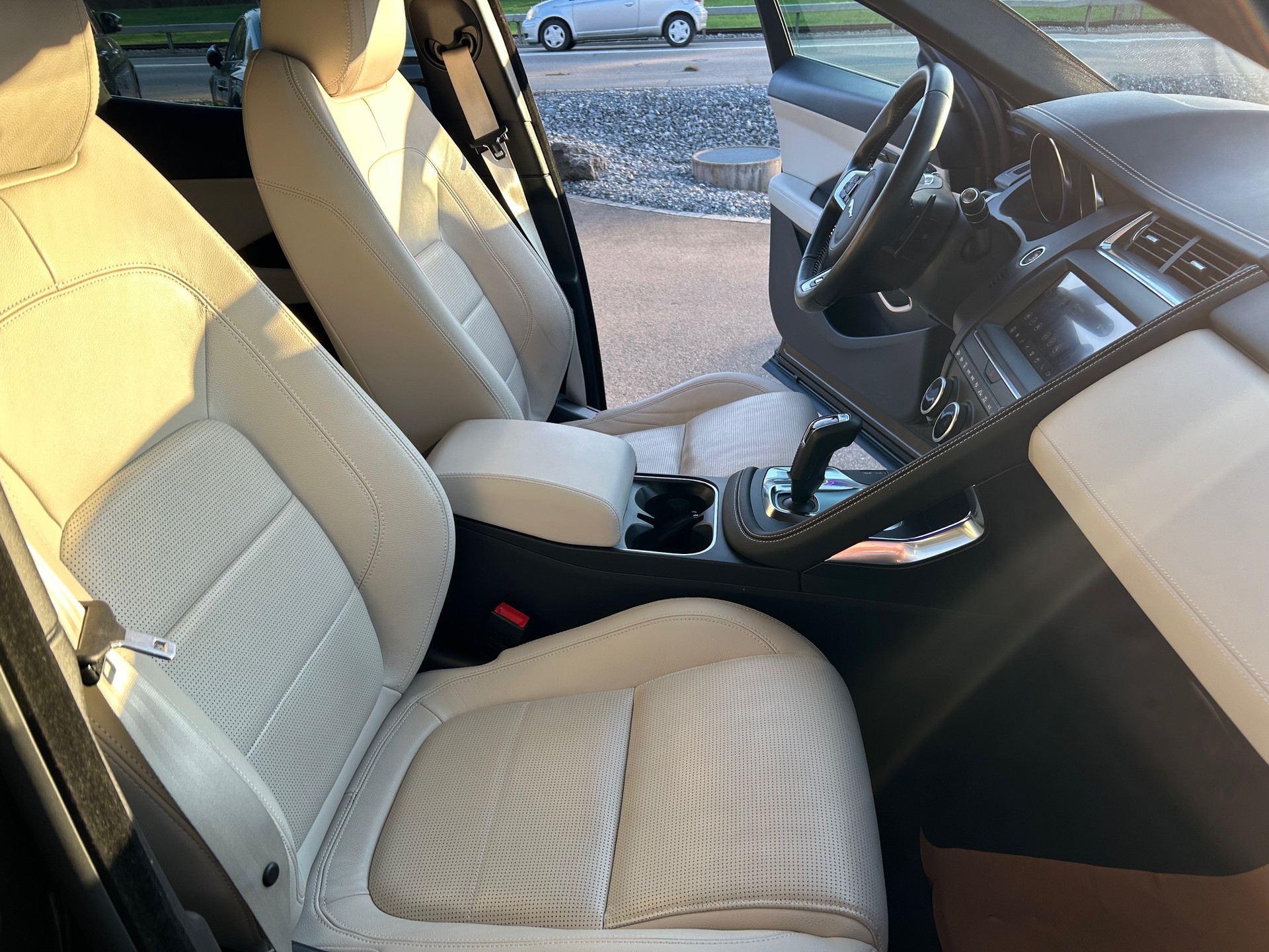 JAGUAR E-Pace 2.0 P300 R-Dynamic SE AWD Automatik-image-7