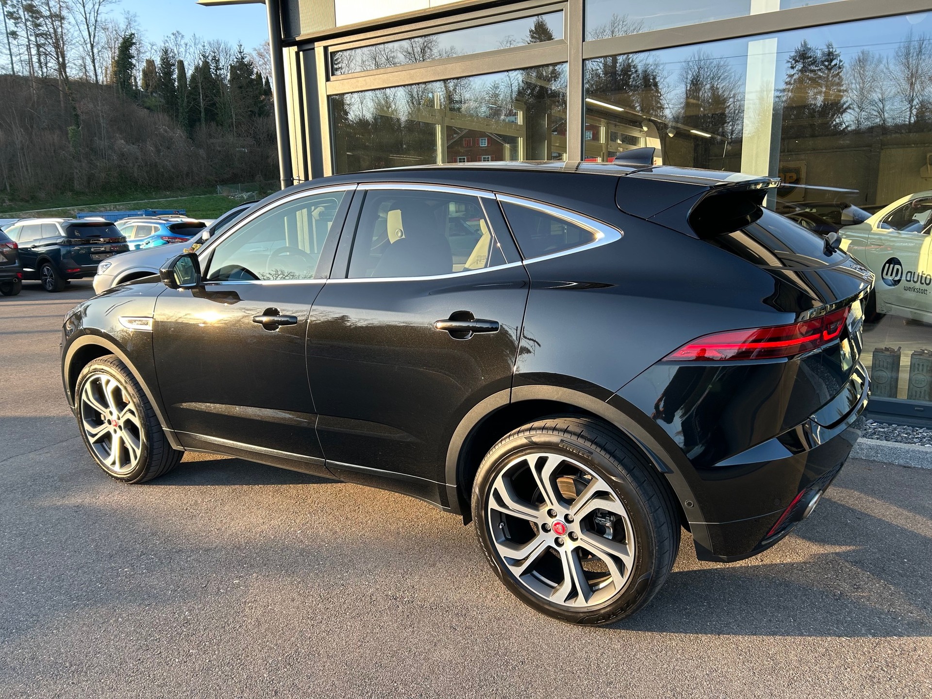 JAGUAR E-Pace 2.0 P300 R-Dynamic SE AWD Automatik-image-4