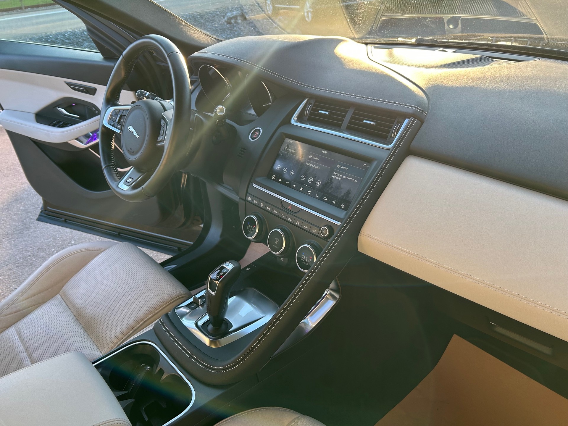 JAGUAR E-Pace 2.0 P300 R-Dynamic SE AWD Automatik-image-11