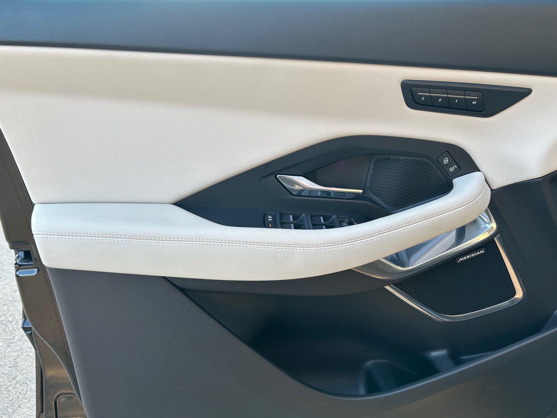 JAGUAR E-Pace 2.0 P300 R-Dynamic SE AWD Automatik-image-9