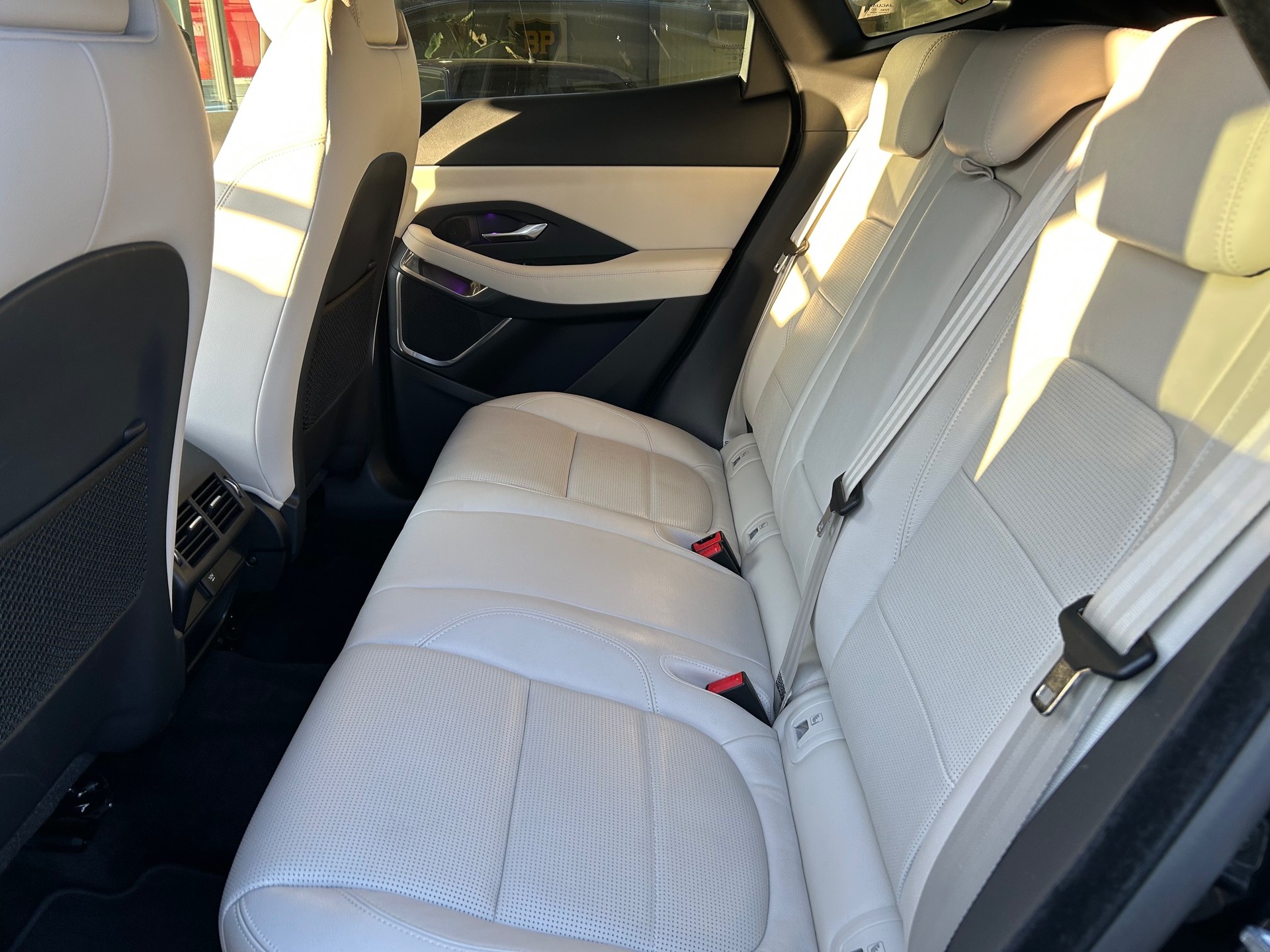 JAGUAR E-Pace 2.0 P300 R-Dynamic SE AWD Automatik-image-8
