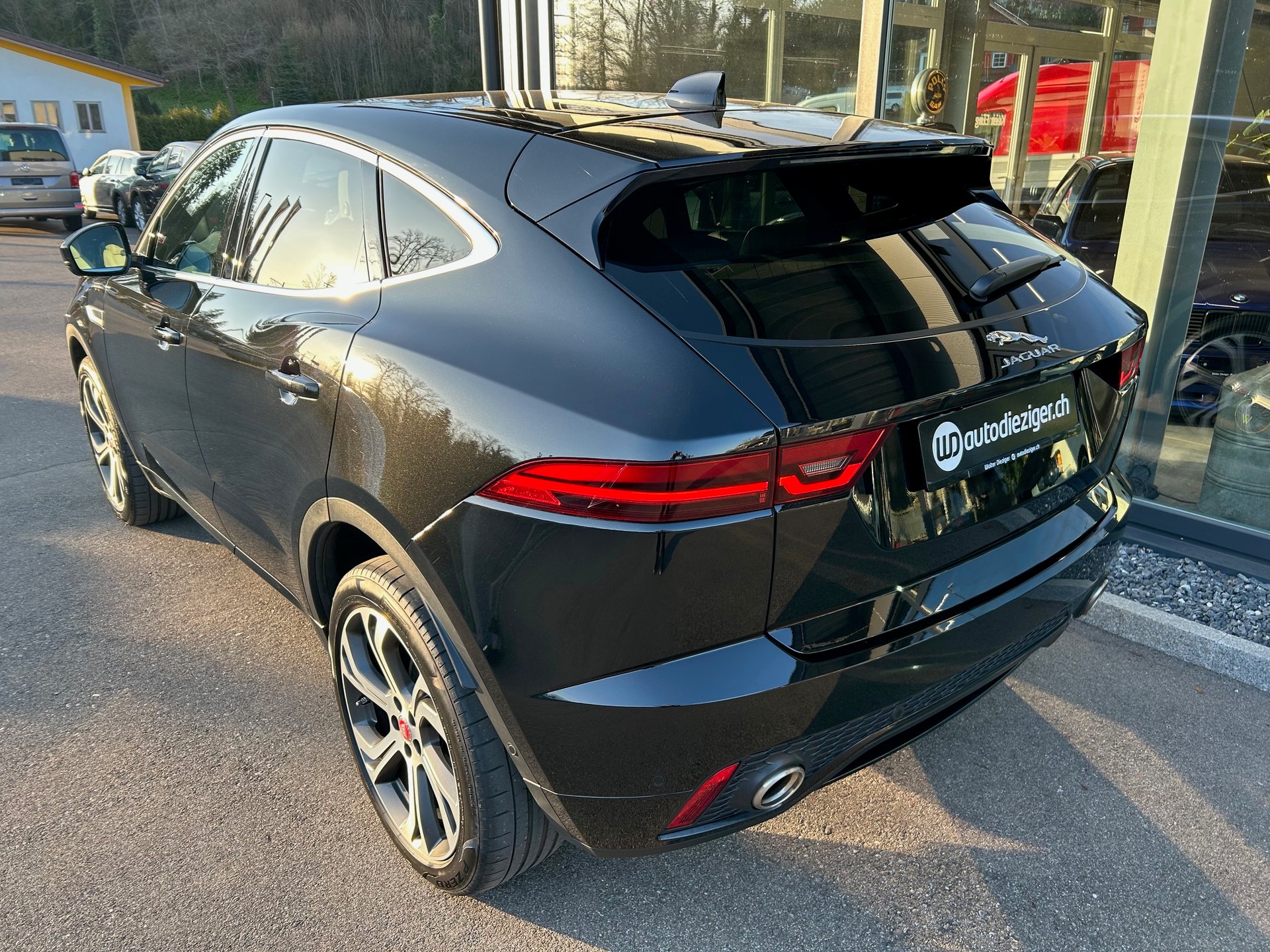 JAGUAR E-Pace 2.0 P300 R-Dynamic SE AWD Automatik-image-5