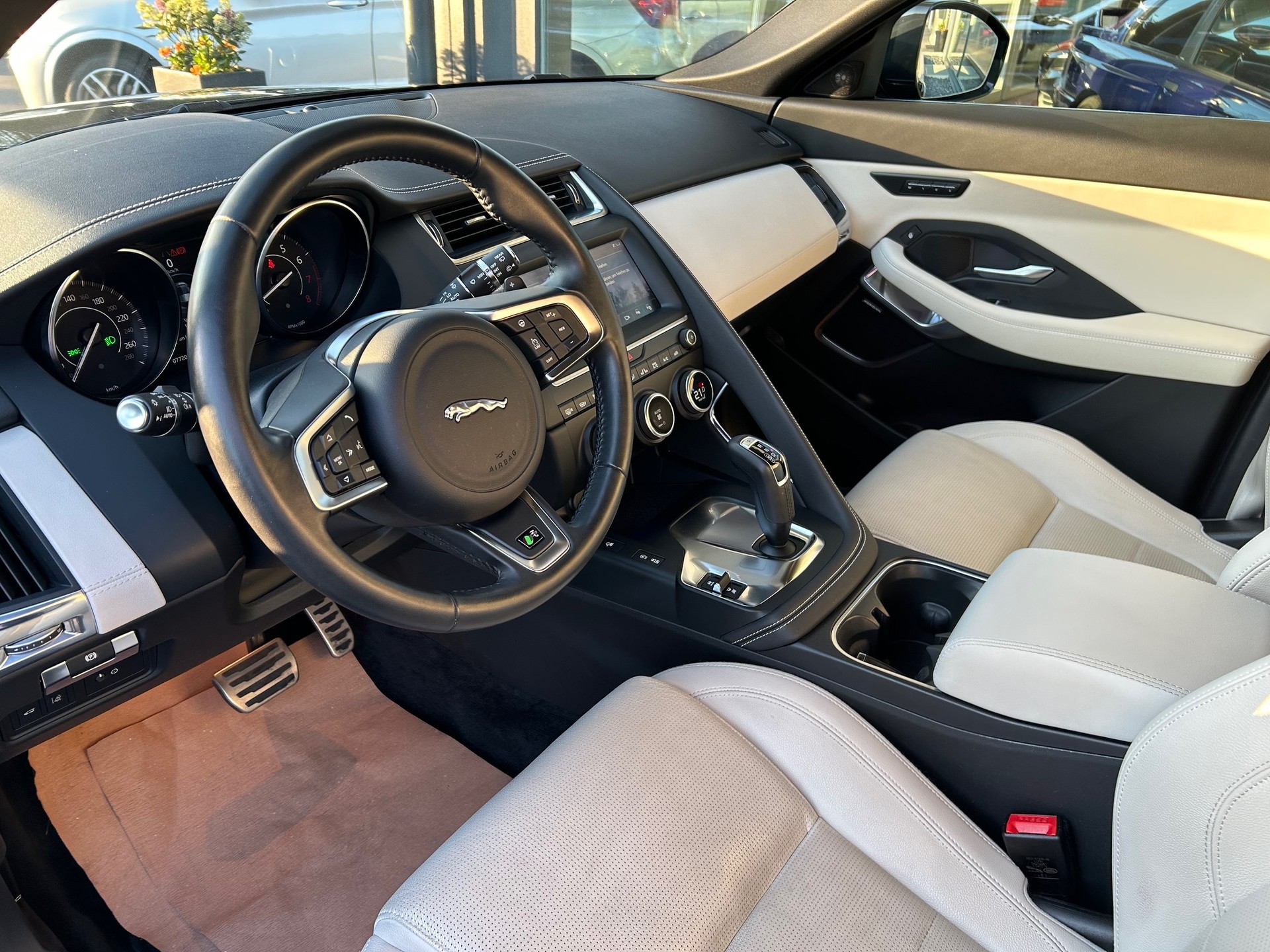JAGUAR E-Pace 2.0 P300 R-Dynamic SE AWD Automatik-image-10