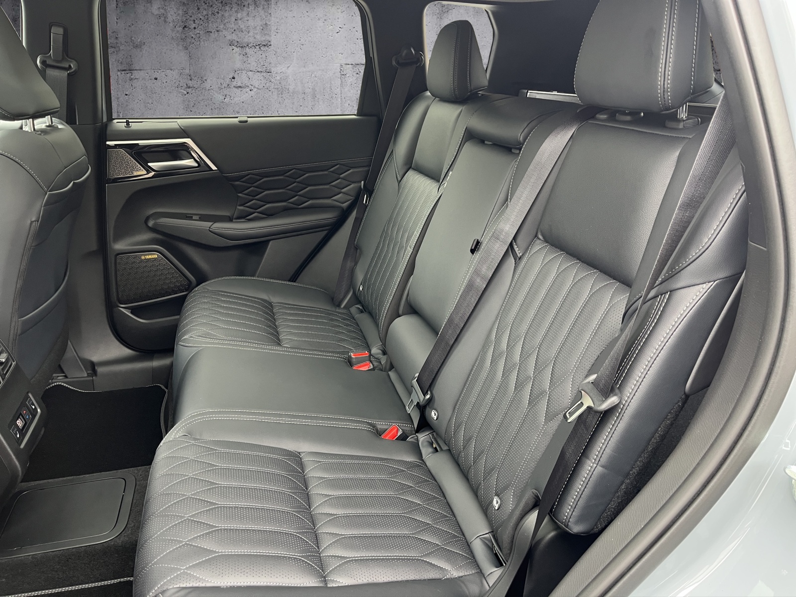 MITSUBISHI 2.4 PHEV Instyle 4x4-image-13