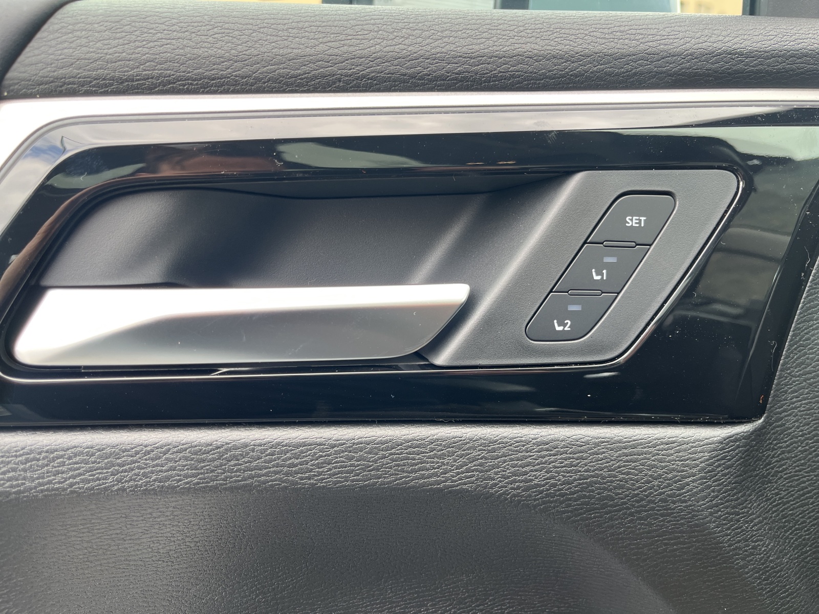 MITSUBISHI 2.4 PHEV Instyle 4x4-image-25