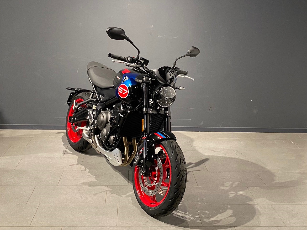 TRIUMPH Trident 660-showroom-element-1