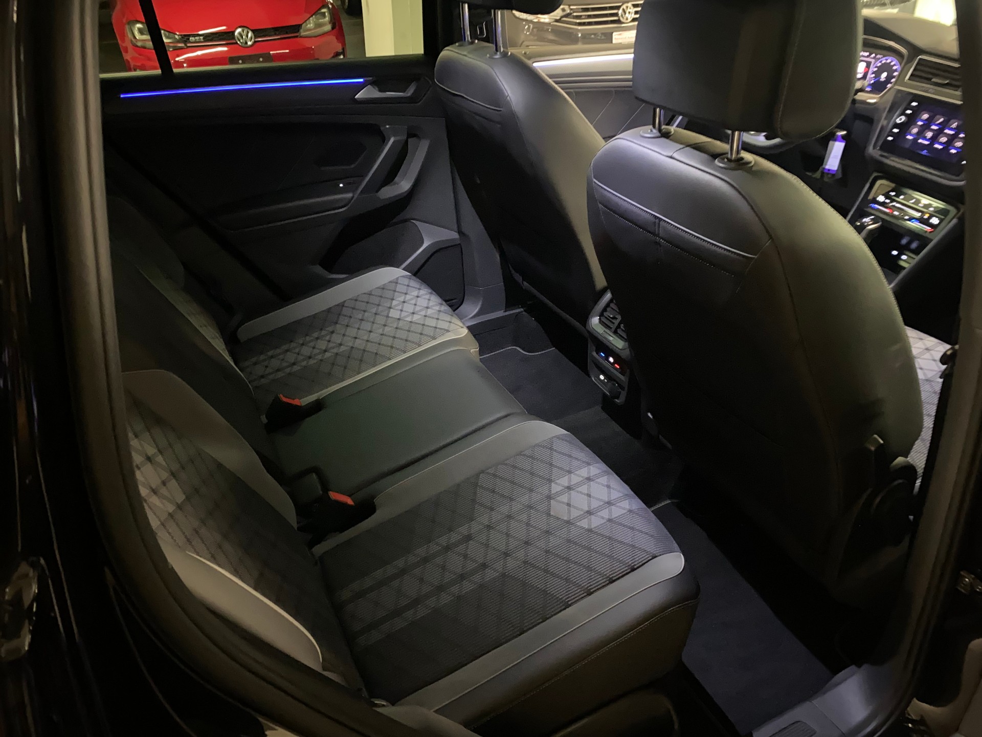 VW Tiguan 2.0 TDI SCR R-Line 4Motion DSG ** Head-up, Virtual Cockpit, Ambiente Beleuchtung-image-11