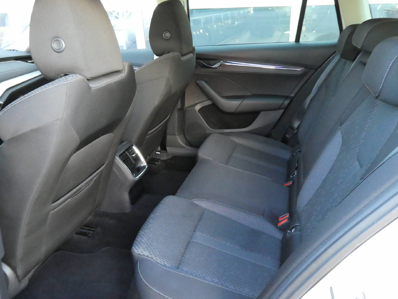 SKODA Octavia Combi 2.0 TDI 150 Style DSG-image-10