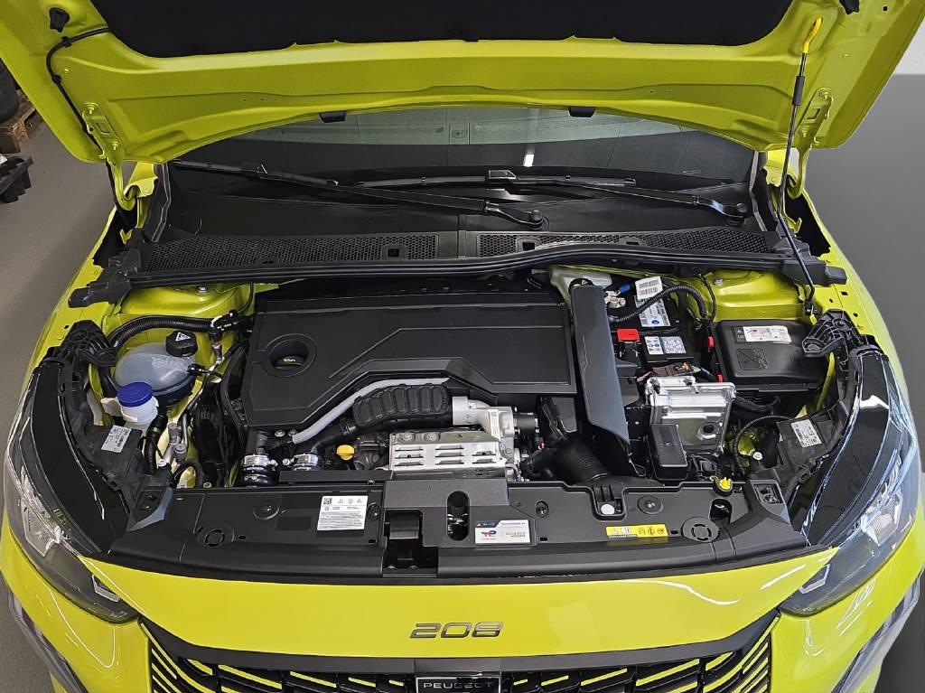 PEUGEOT 208 1.2 Hybrid Allure Premium-image-8