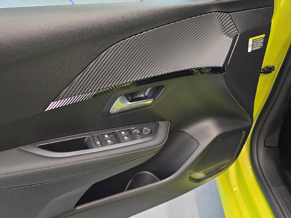 PEUGEOT 208 1.2 Hybrid Allure Premium-image-5