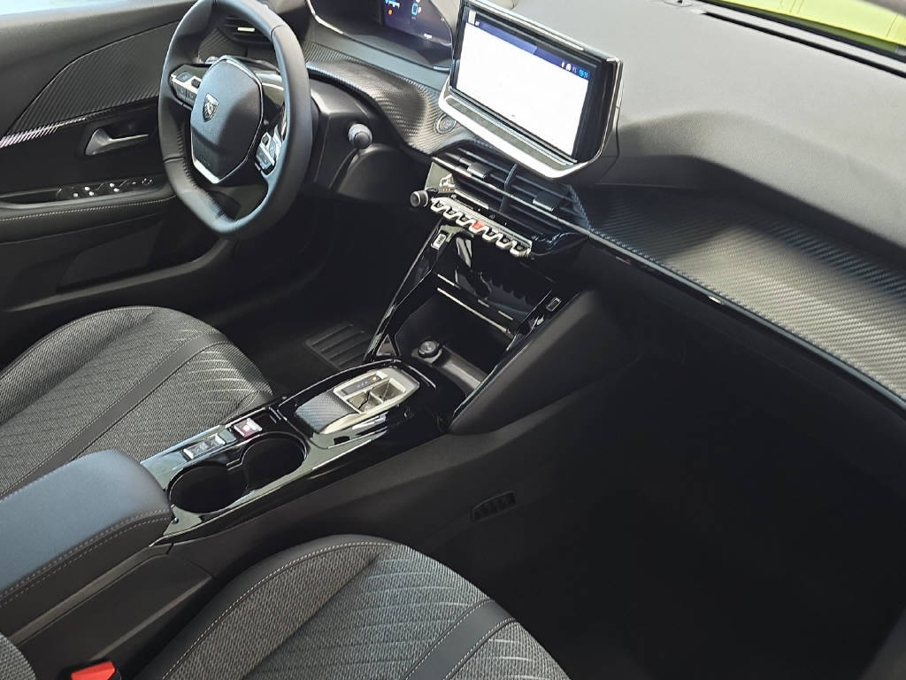 PEUGEOT 208 1.2 Hybrid Allure Premium-image-10