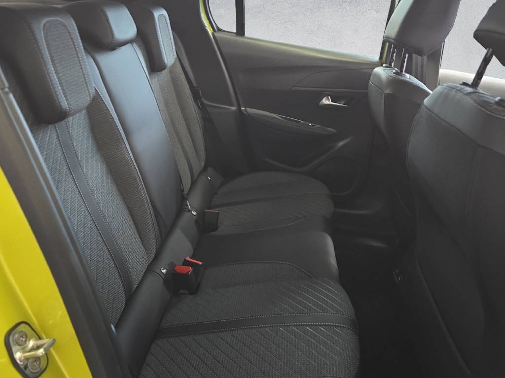 PEUGEOT 208 1.2 Hybrid Allure Premium-image-12