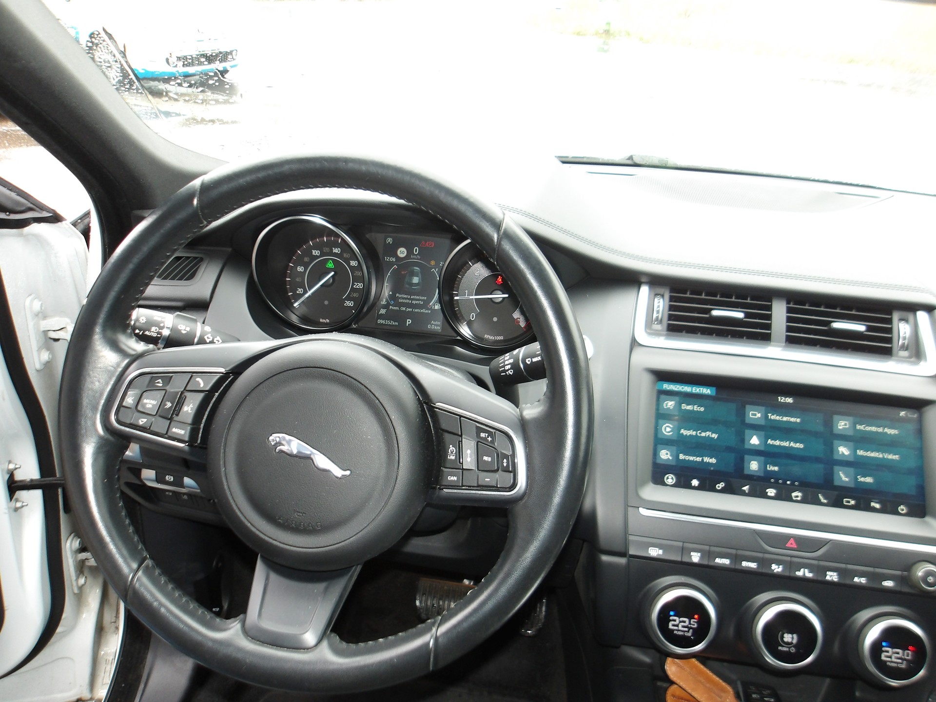JAGUAR E-Pace 2.0d D150 S AWD Automatik-image-12